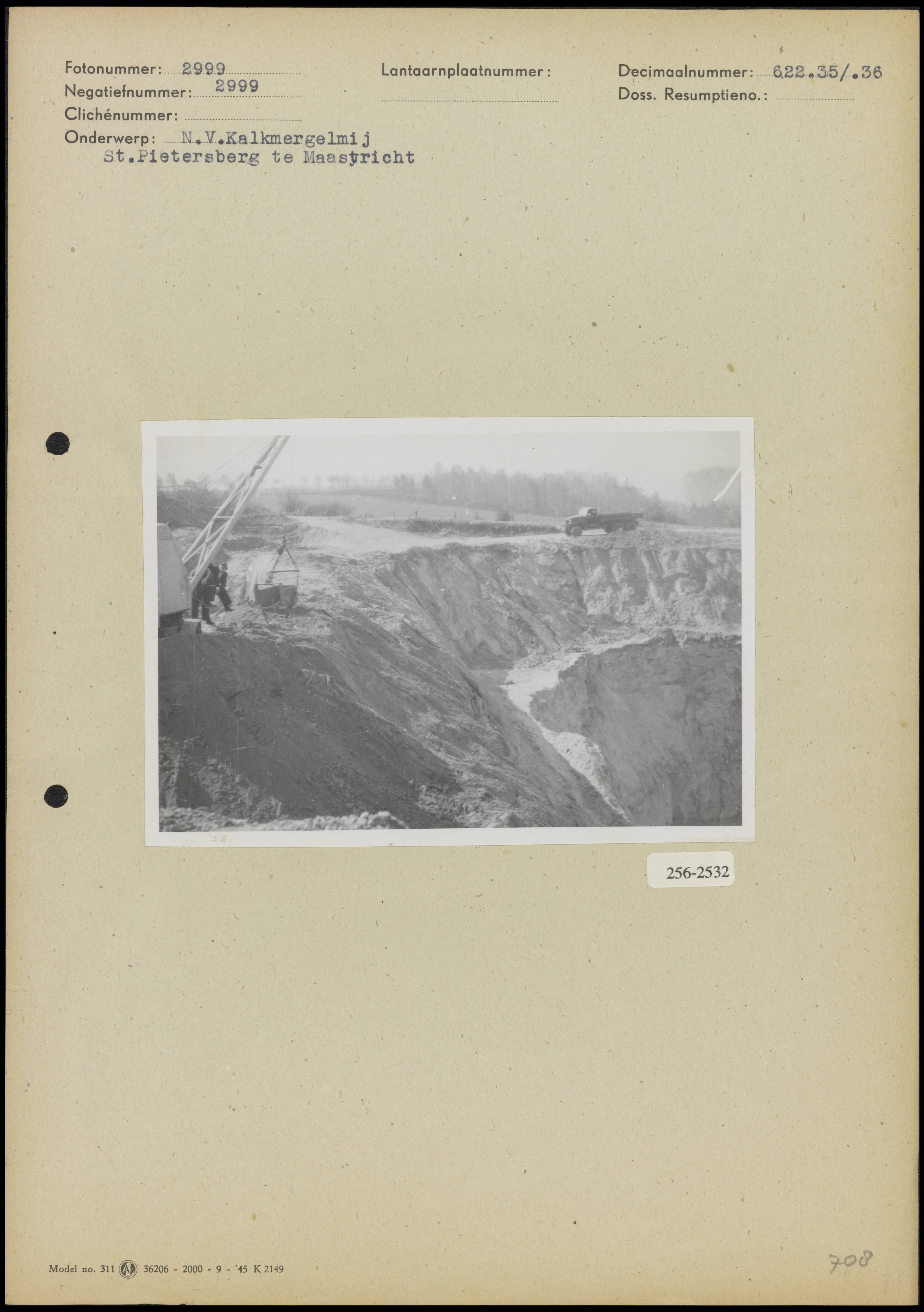 Fotocollectie Arbeidsinspectie — Afgravingen van groeven door NV Kalkmergelmaatschappij St. Pietersberg te Maastricht — Foto: Onbekend / Publiek Domein of Rechtenvrij. Licentie: Set B: Rechtenvrij / Publiek Domein. Bron: Nationaal Archief. http://hdl.handle.net/10648/b01638c6-d0b4-102d-bcf8-003048976d84