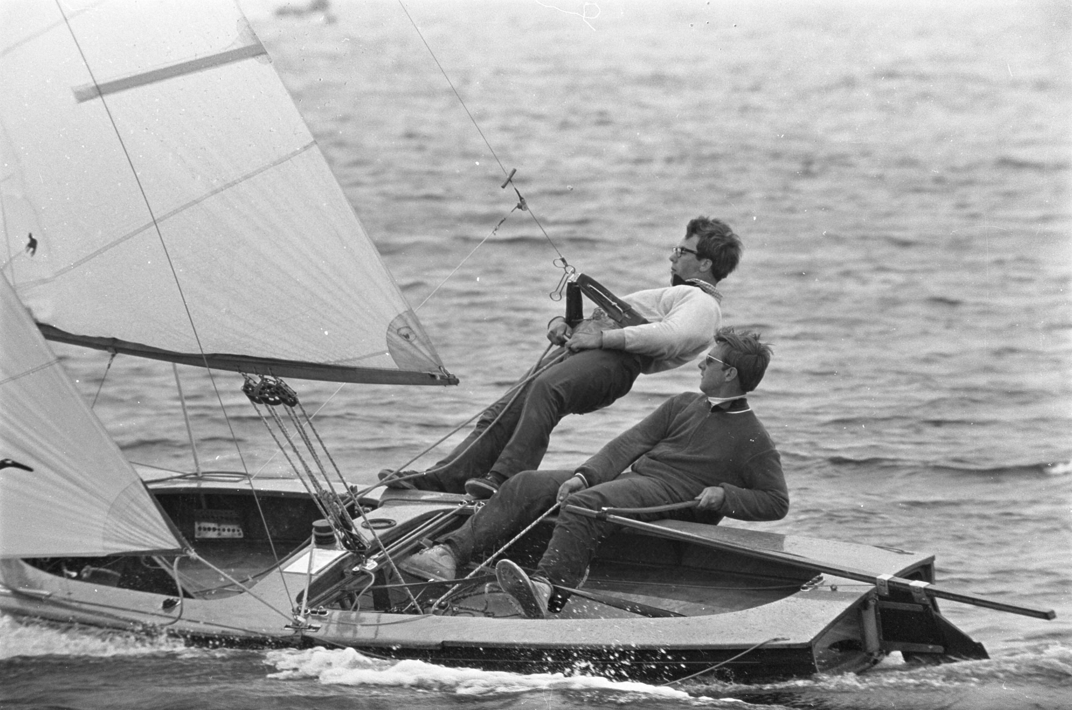 Fotocollectie Anefo — Paasregatta, zeilwedstrijden te Loosdrecht. Bemanning van Flying Dutchman in actie — Foto: Kroon, Ron / Anefo. Licentie: Set B: Rechtenvrij / Publiek Domein. Bron: Nationaal Archief. http://hdl.handle.net/10648/ab3cde40-d0b4-102d-bcf8-003048976d84