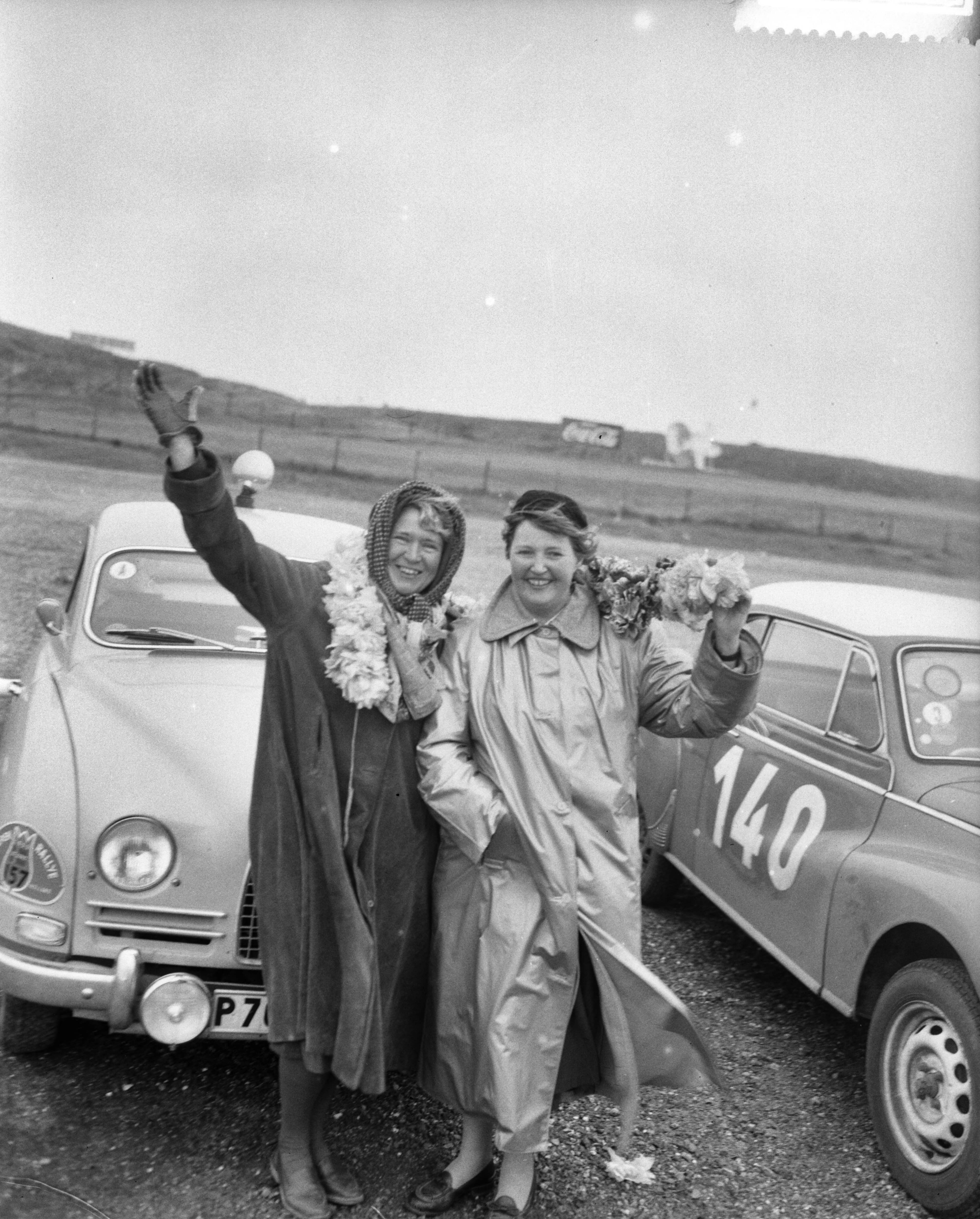 Tulpenrallye 1959 — Tulpenralley, einde op het circuit van Zandvoort. Beste damesequipe: Greta Molander (l) en Helga Lundberg (Noorwegen) met Saab 93b. Zij eindigden op de 15e plaats — Foto: Behrens, Herbert F. / Anefo. Licentie: Set B: Rechtenvrij / Publiek Domein. Bron: Nationaal Archief. http://hdl.handle.net/10648/a992ddec-d0b4-102d-bcf8-003048976d84