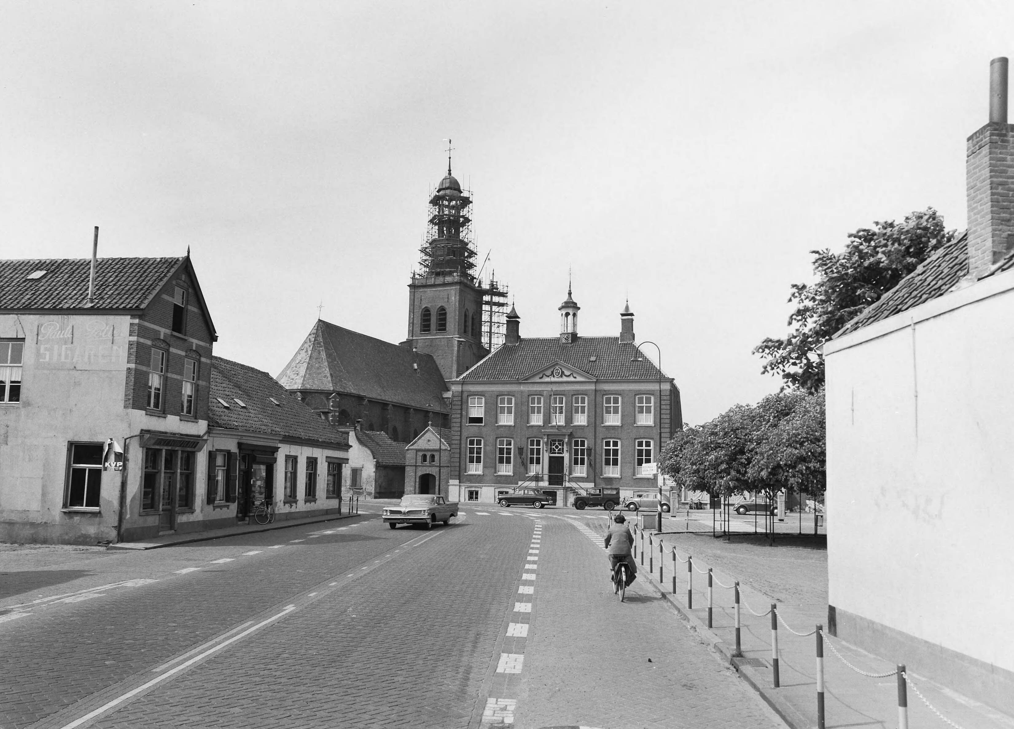 Fotocollectie Nederlandse Heidemaatschappij — Dorpskern gemeente Etten-Leur met gemeentehuis — Foto: Eyssen, [...] / Heidemij. Licentie: Set B: Rechtenvrij / Publiek Domein. Bron: Nationaal Archief. http://hdl.handle.net/10648/ae7bf4c4-d0b4-102d-bcf8-003048976d84