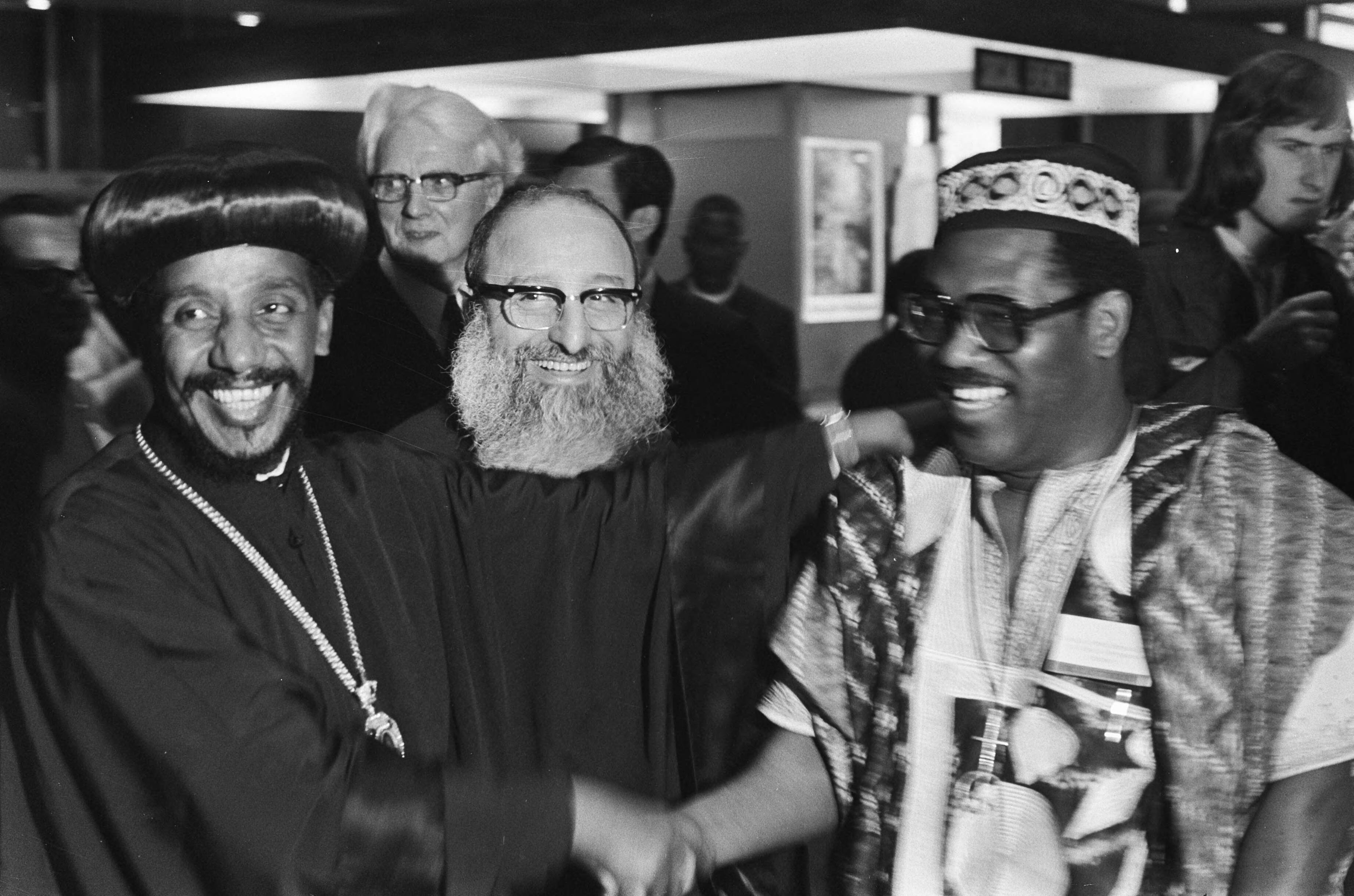 Fotocollectie Anefo — Congres Wereldraad van Kerken in Utrecht, Bisschop Samuel van de Koptische Kerk begroet mr. C. Burgers Carr (rechts) uit Afrika / — Foto: Croes, Rob C. / Anefo. Licentie: Set B: Rechtenvrij / Publiek Domein. Bron: Nationaal Archief. http://hdl.handle.net/10648/abf268e6-d0b4-102d-bcf8-003048976d84