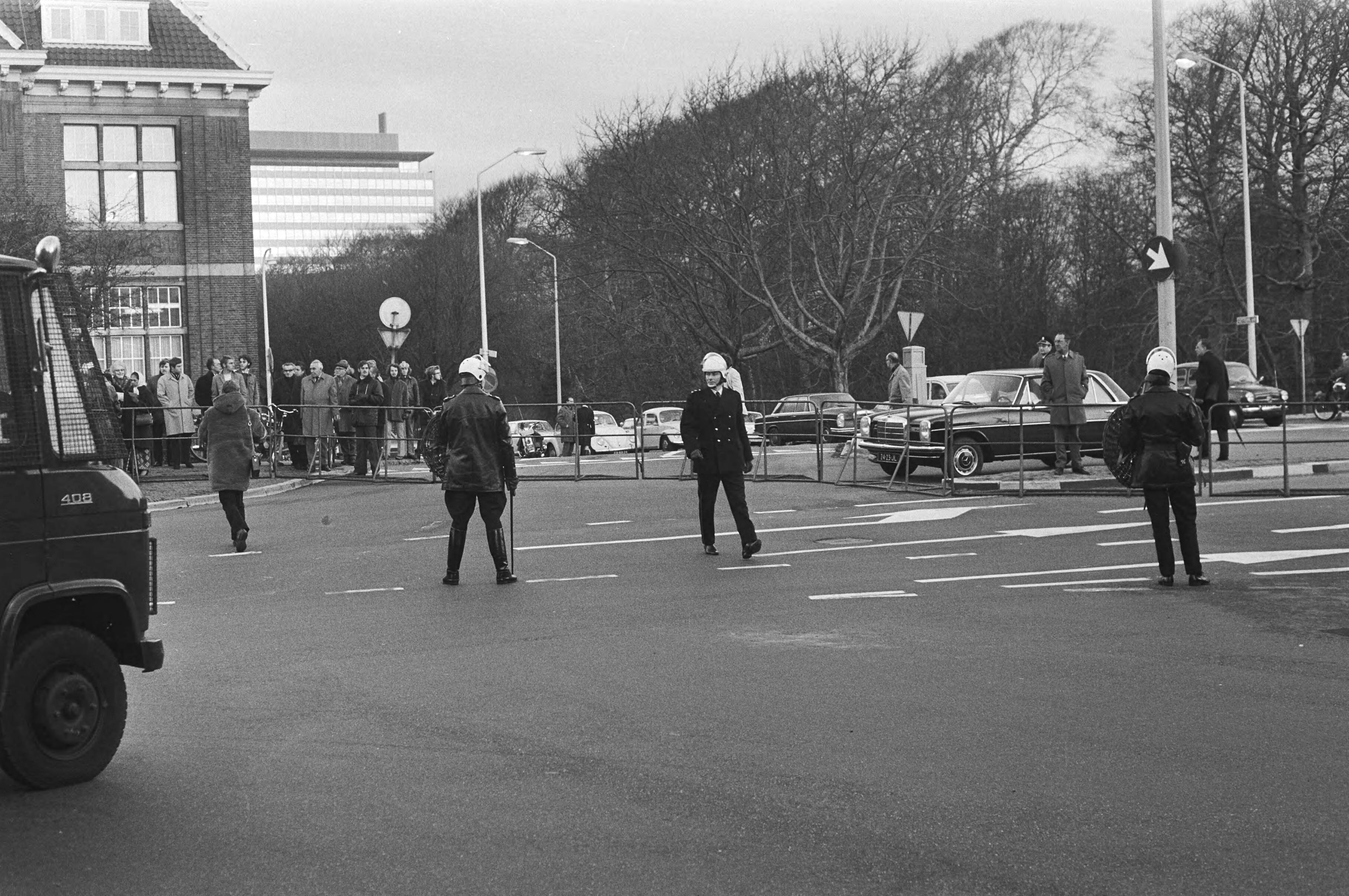 Fotocollectie Anefo — Proces tegen33Zuidmolukkers die residentie Indonesische Ambassade bezetten in Wassenaar afzettingen rond gerechtsgebouw Den Haag — Foto: Mieremet, Rob / Anefo. Licentie: Set B: Rechtenvrij / Publiek Domein. Bron: Nationaal Archief. http://hdl.handle.net/10648/abad2c68-d0b4-102d-bcf8-003048976d84