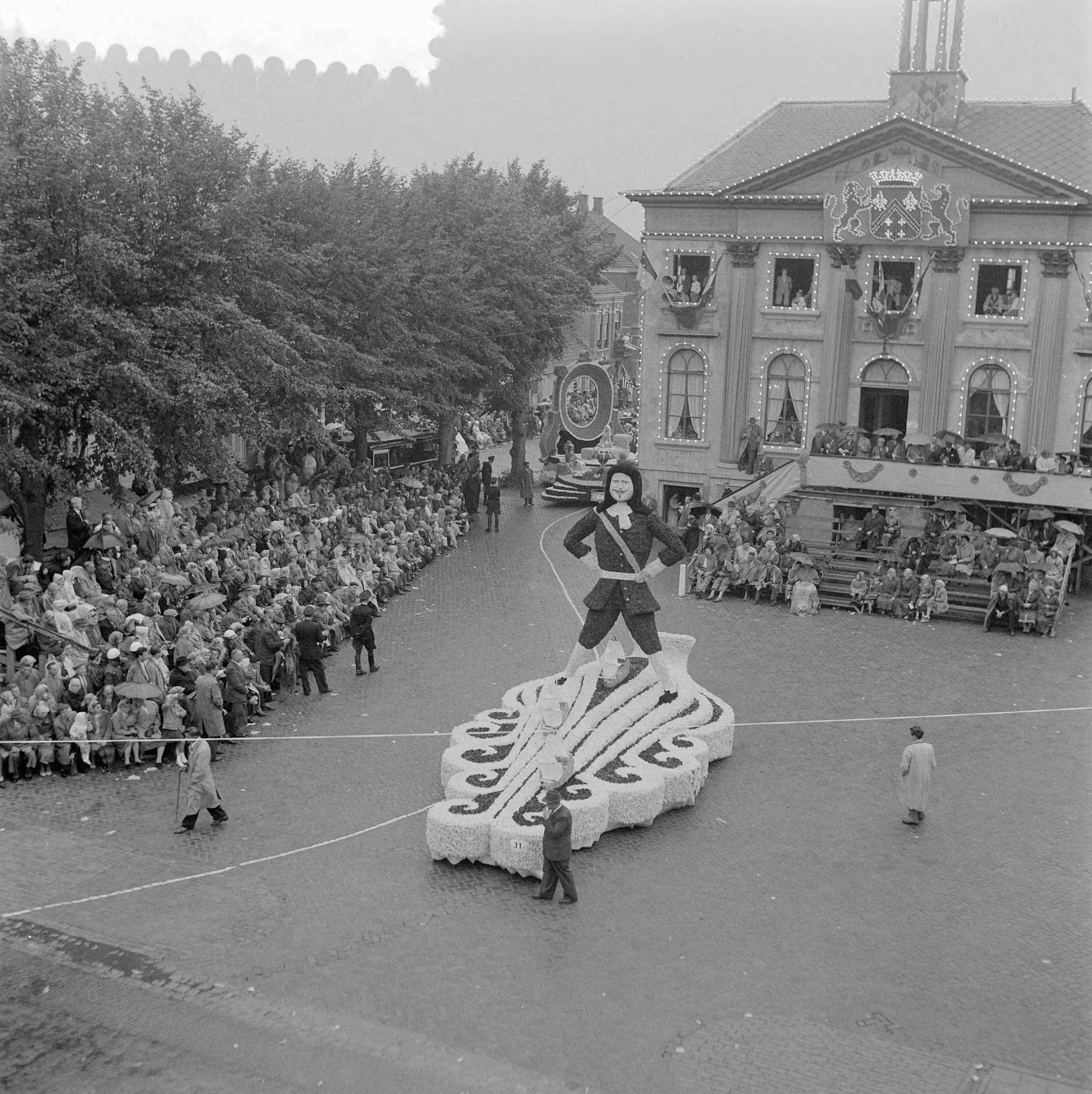 Fotocollectie Anefo — Bloemencorso te Zundert — Foto: Koch, Eric / Anefo. Licentie: Set B: Rechtenvrij / Publiek Domein. Bron: Nationaal Archief. http://hdl.handle.net/10648/a968d6e6-d0b4-102d-bcf8-003048976d84