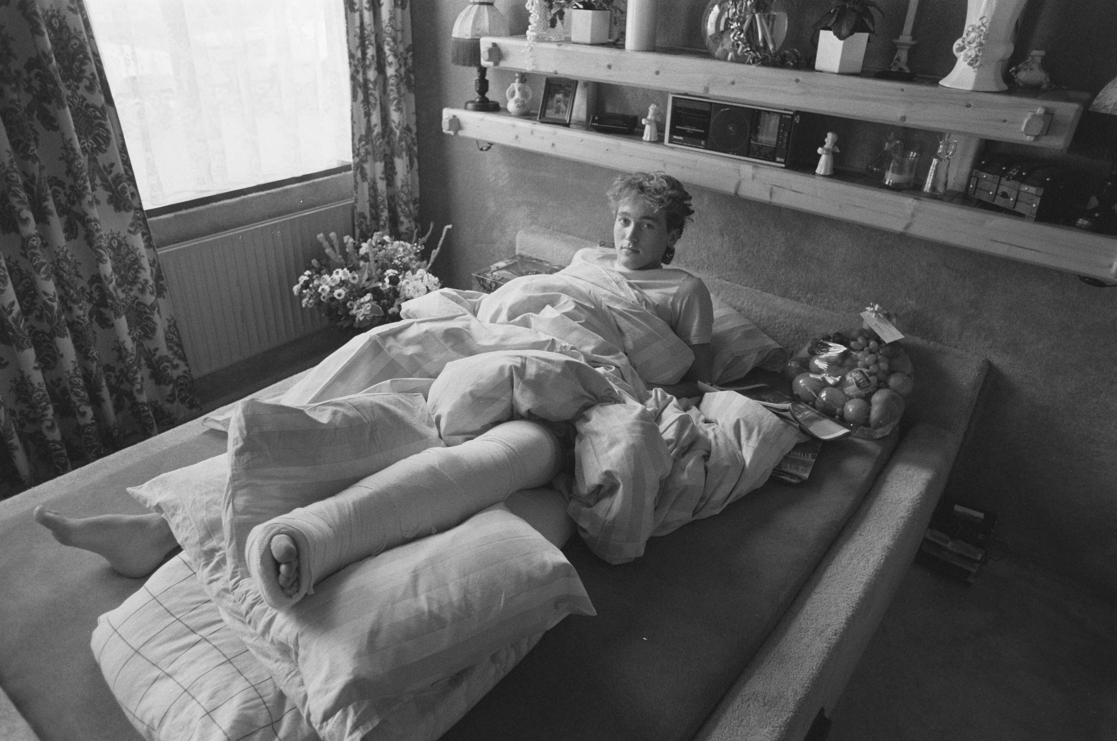 Fotocollectie Anefo — Ajax-voetballer Danny Hesp thuis met gebroken been in gips — Foto: Bogaerts, Rob / Anefo. Licentie: Set B: Rechtenvrij / Publiek Domein. Bron: Nationaal Archief. http://hdl.handle.net/10648/ad694212-d0b4-102d-bcf8-003048976d84