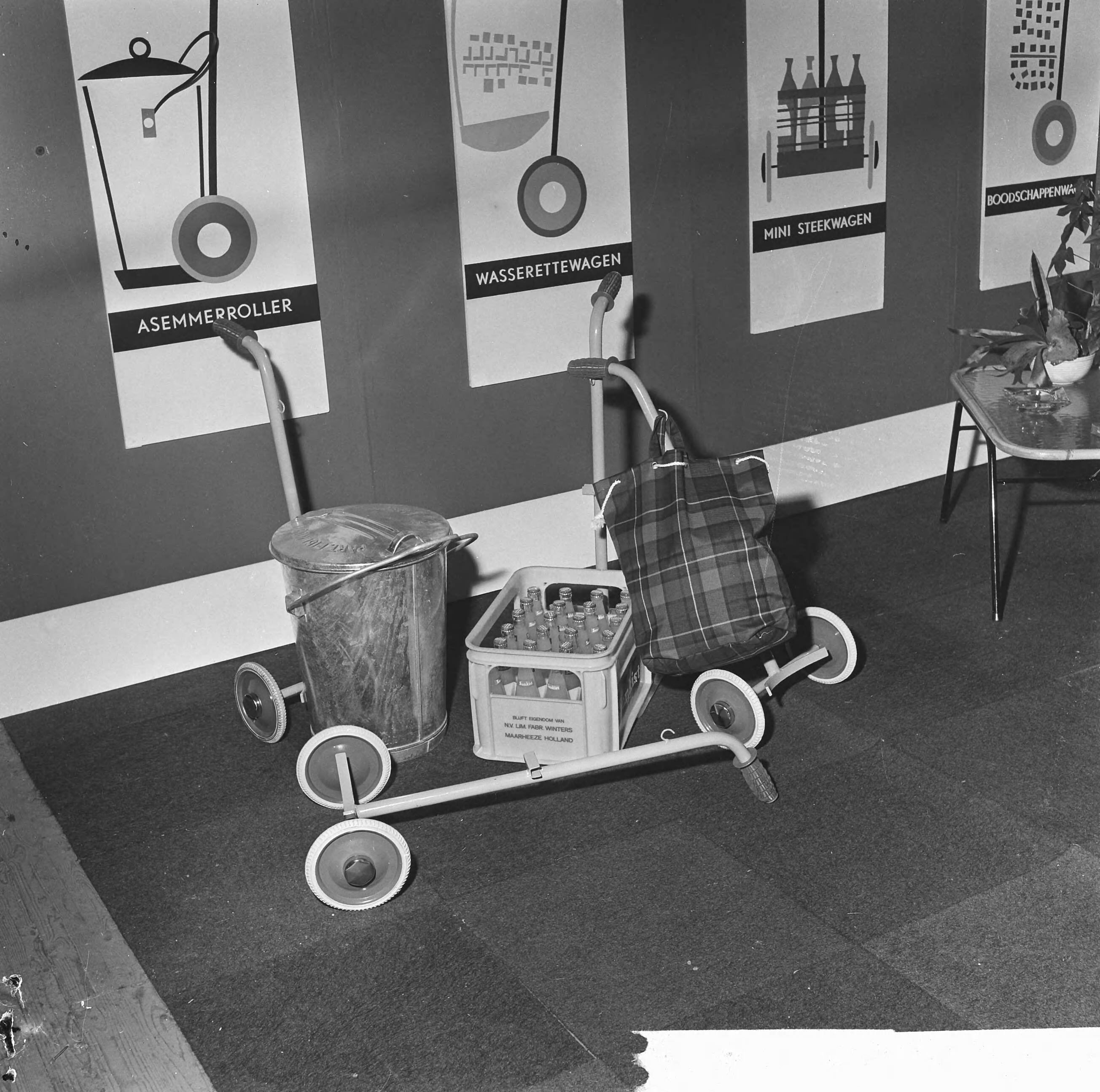 Fotocollectie Anefo — 84ste Damesbeurs in de Houtrusthallen te Den Haag, een nieuw wagentje voor diverse doeleinden — Foto: Voets, Jan / Anefo. Licentie: Set B: Rechtenvrij / Publiek Domein. Bron: Nationaal Archief. http://hdl.handle.net/10648/aac26d04-d0b4-102d-bcf8-003048976d84