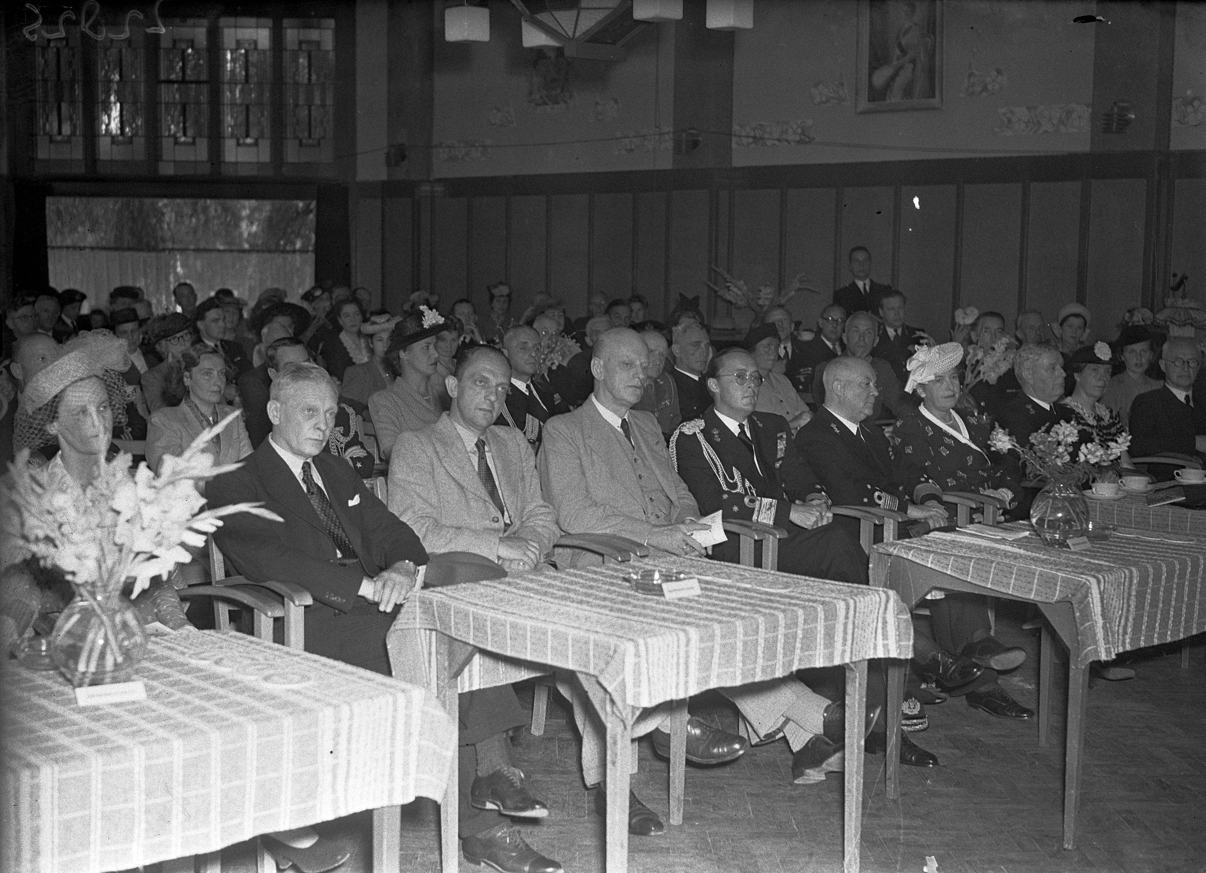 Opening marinetentoonstelling in de Dierentuin te Den Haag door prins Bernhard — De officiele personen tijdens de rede van de voorzitter voor de opening — Foto: Sagers, Harry / Anefo. Licentie: Set B: Rechtenvrij / Publiek Domein. Bron: Nationaal Archief. http://hdl.handle.net/10648/a8aaf702-d0b4-102d-bcf8-003048976d84