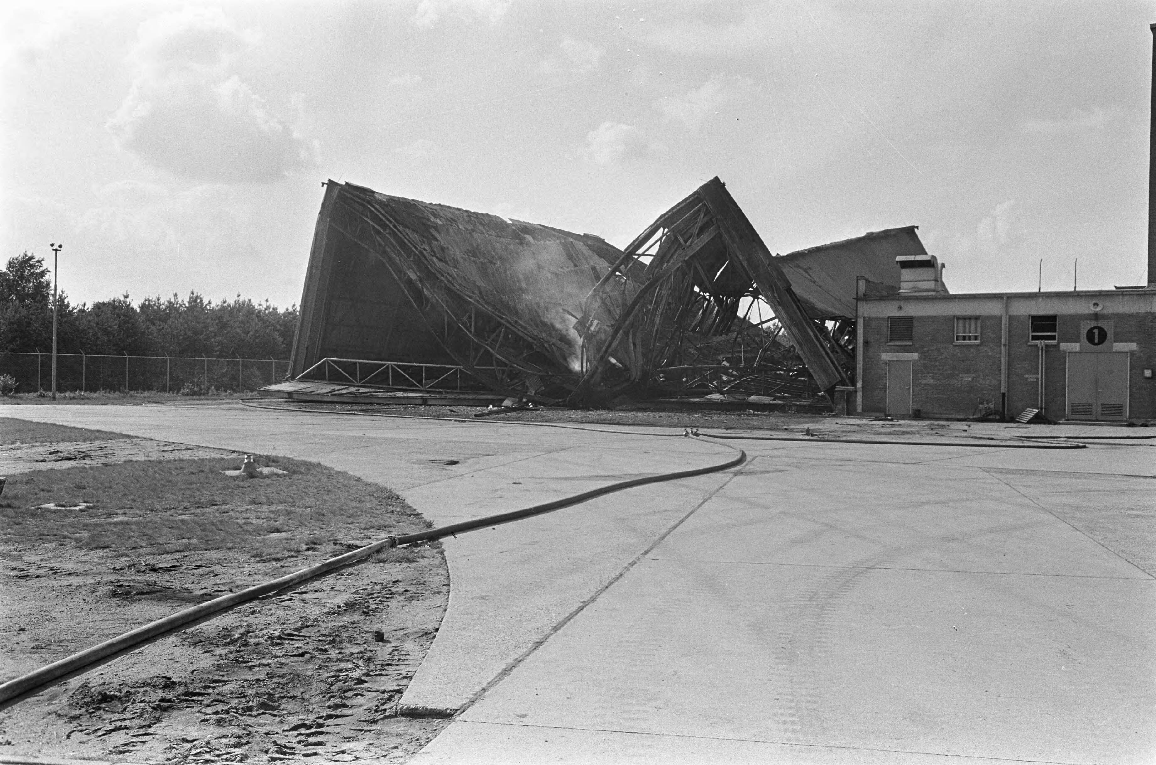 Fotocollectie Anefo — Explosie op vliegbasis Soesterberg — Foto: Koch, Eric / Anefo. Licentie: Set B: Rechtenvrij / Publiek Domein. Bron: Nationaal Archief. http://hdl.handle.net/10648/aaf514a2-d0b4-102d-bcf8-003048976d84
