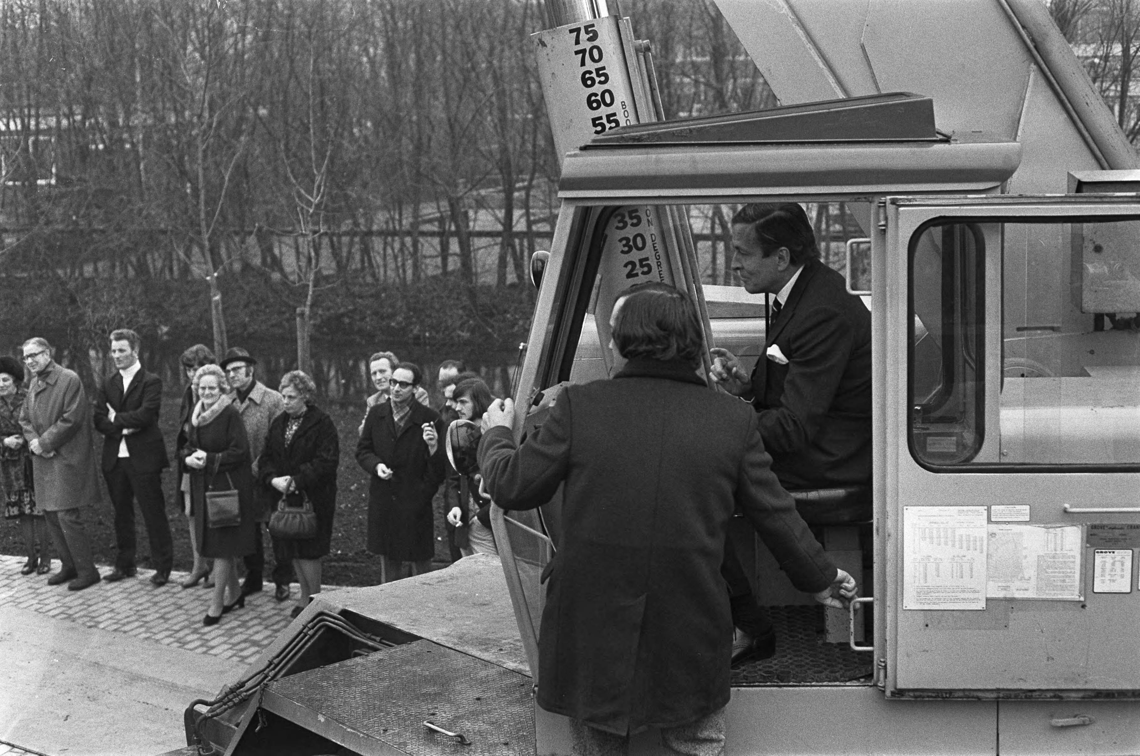 Fotocollectie Anefo — Prins Claus opent nieuwe gebouwen Rijks Middelbare Tuinbouwschool en Landschapsinrichting te Boskoop — Foto: Peters, Hans / Anefo. Licentie: Set B: Rechtenvrij / Publiek Domein. Bron: Nationaal Archief. http://hdl.handle.net/10648/ac23dd36-d0b4-102d-bcf8-003048976d84