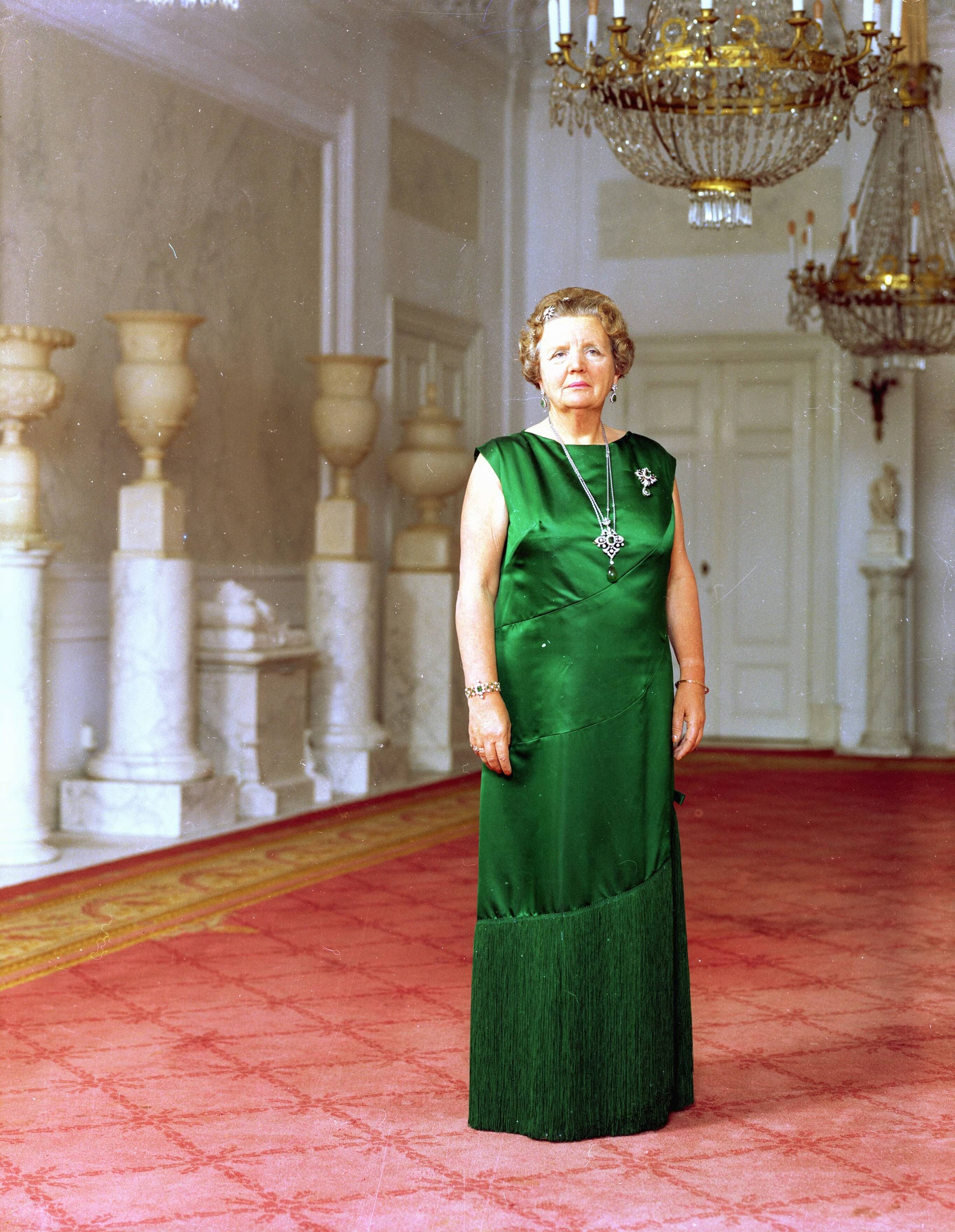 Fotocollectie RVD / Koninklijk Huis — Koningin Juliana, staande in paleis Soestdijk, 1971 — Foto: Koot, Max / RVD. Licentie: Set B: Rechtenvrij / Publiek Domein. Bron: Nationaal Archief. http://hdl.handle.net/10648/afb48130-d0b4-102d-bcf8-003048976d84