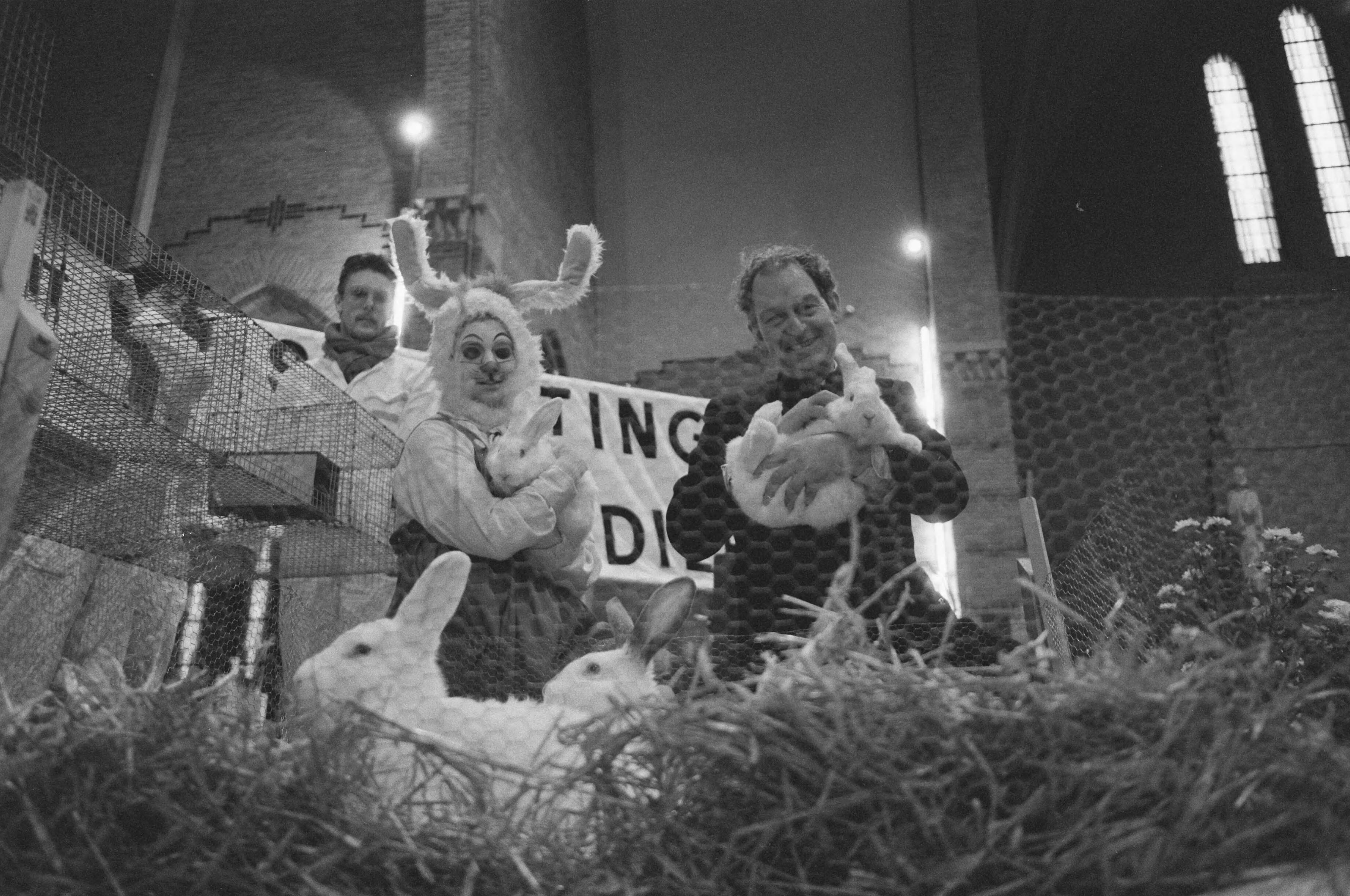 Fotocollectie Anefo — Actie Lekker Dier tegen konijnen eten met kerst; "Roger Rabbit" en pastoor met konijnen N. H. Kerk te Utrecht — Foto: Croes, Rob C. / Anefo. Licentie: Set B: Rechtenvrij / Publiek Domein. Bron: Nationaal Archief. http://hdl.handle.net/10648/ad6f5486-d0b4-102d-bcf8-003048976d84