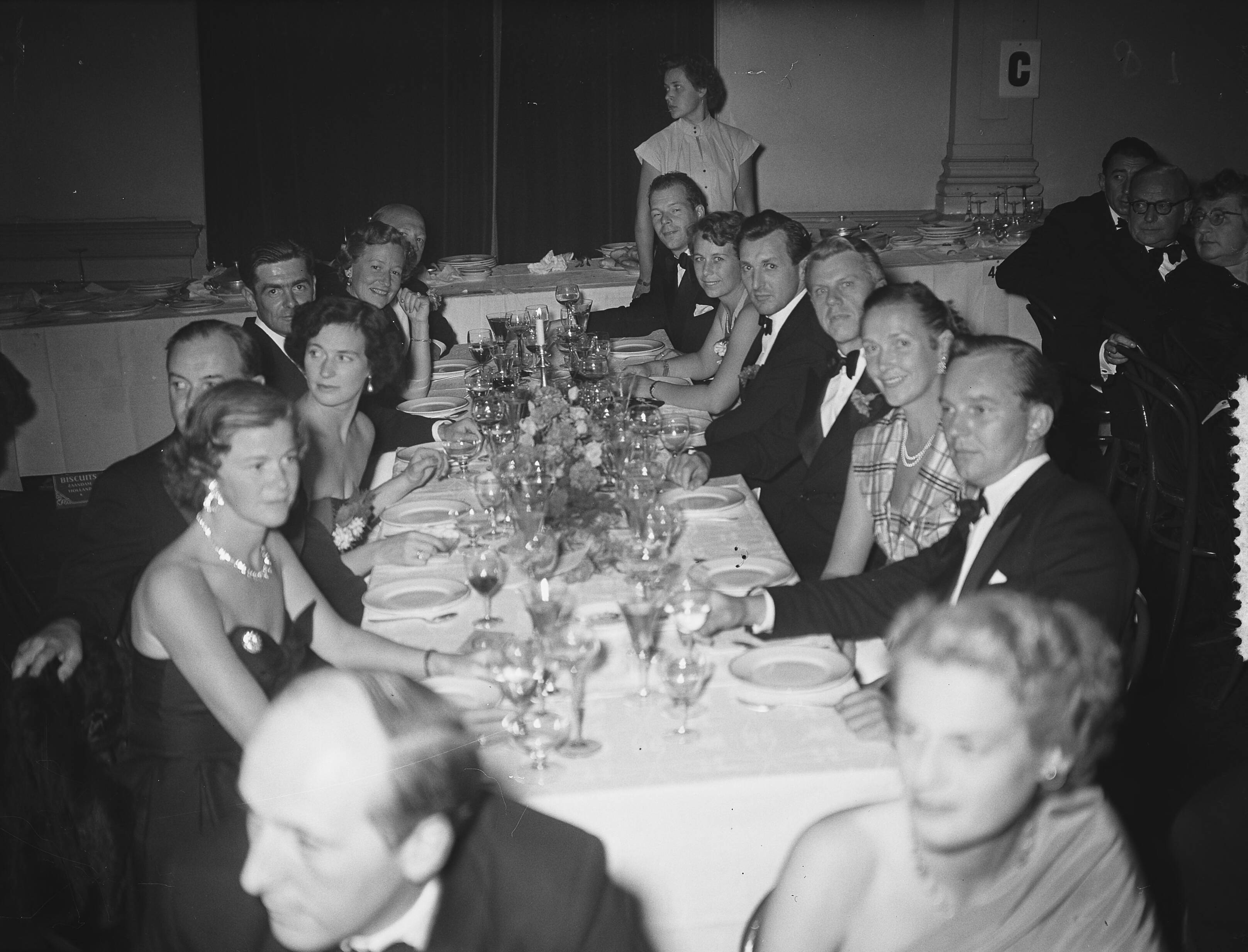 Fotocollectie Anefo — Congres zee-assuradeuren Den Haag , hoofdtafel — Foto: Bilsen, Joop van / Anefo. Licentie: Set B: Rechtenvrij / Publiek Domein. Bron: Nationaal Archief. http://hdl.handle.net/10648/a9295a84-d0b4-102d-bcf8-003048976d84