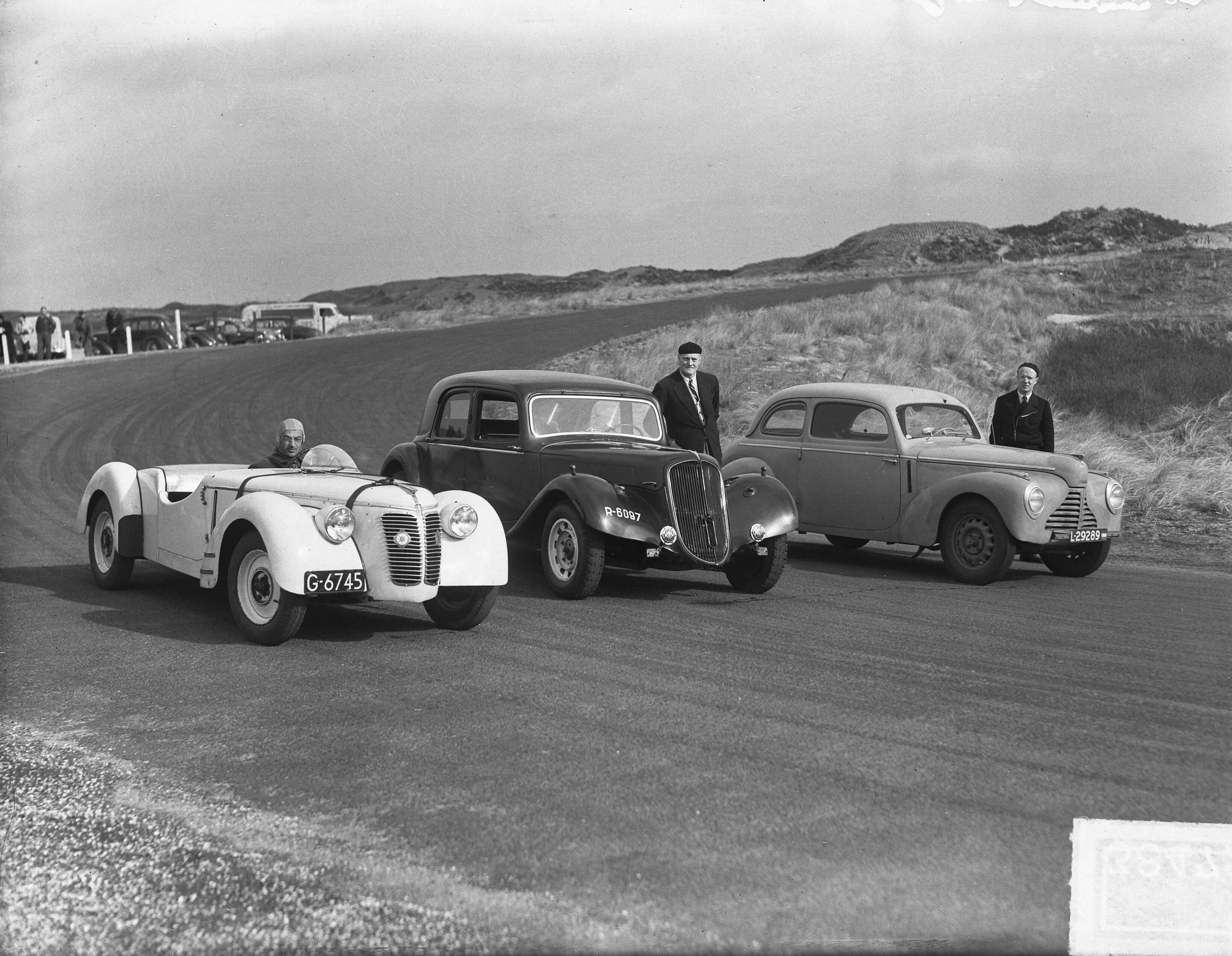Fotocollectie Anefo — Auto uurrecorddag Zandvoort, Van Houten , Adams, Mulder — Foto: Oorschot, […] van / Anefo. Licentie: Set B: Rechtenvrij / Publiek Domein. Bron: Nationaal Archief. http://hdl.handle.net/10648/a8d526e4-d0b4-102d-bcf8-003048976d84