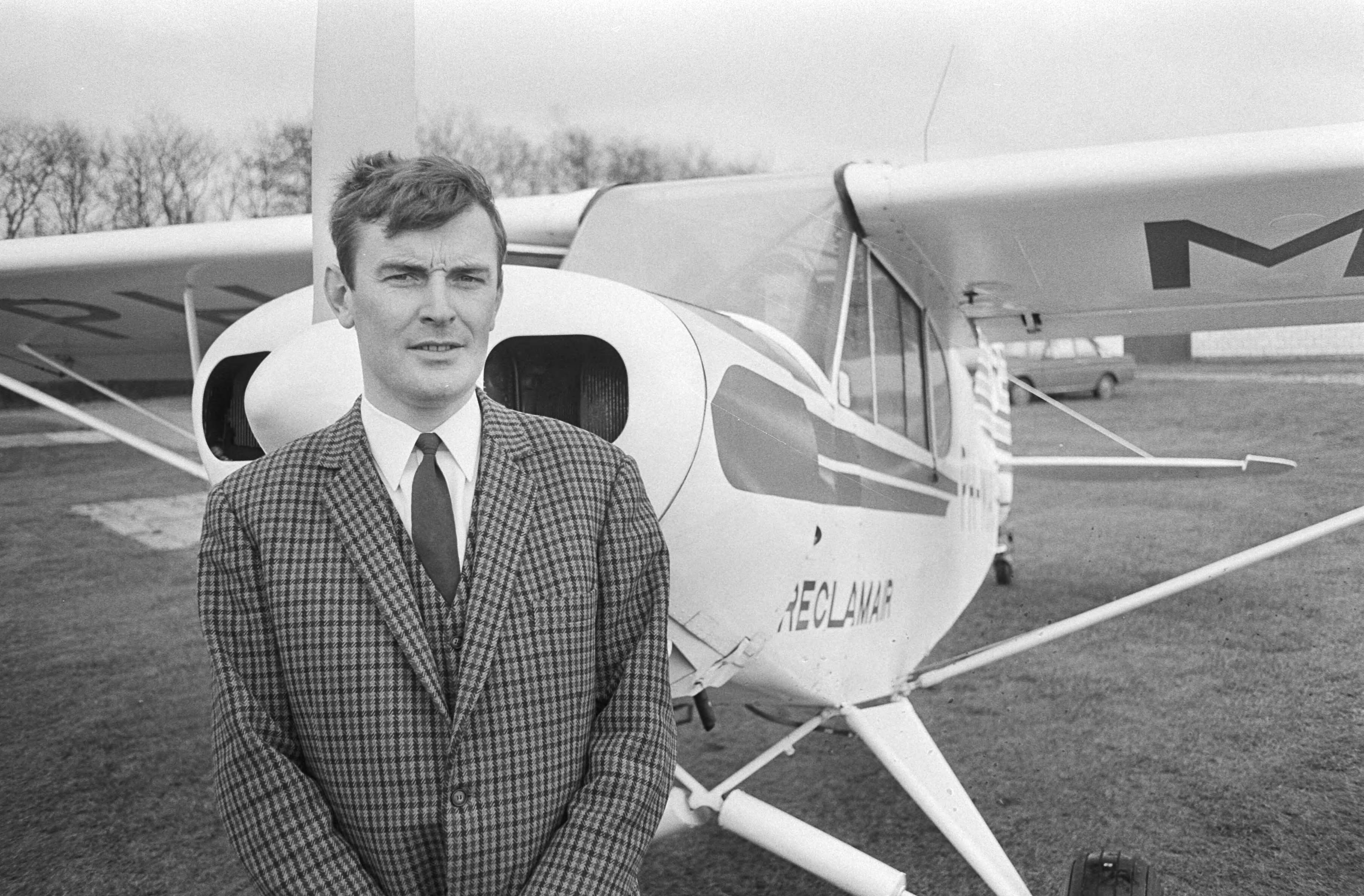 Fotocollectie Anefo — Opdracht Volkskrant: heer Wijnia, directeur vliegtuig reclamebureau, Hilversum — Foto: Peters, Hans / Anefo. Licentie: Set B: Rechtenvrij / Publiek Domein. Bron: Nationaal Archief. http://hdl.handle.net/10648/abb1ec30-d0b4-102d-bcf8-003048976d84