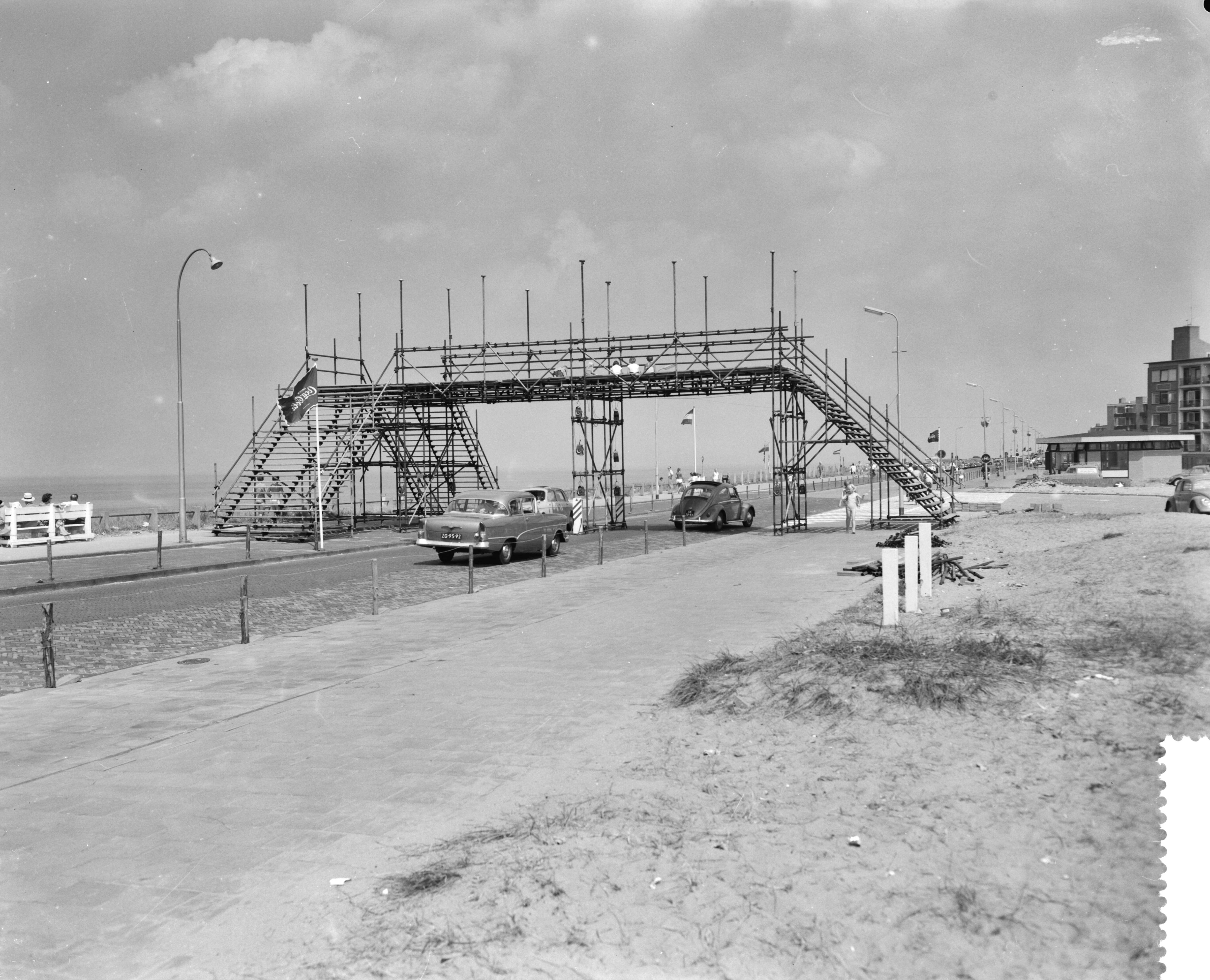 Fotocollectie Anefo — Voorbereidingen wereldkampioenschap wielrennen op de weg te Zandvoort. Bouw van loopbruggen over de boulevard voor het strandbezoek — Foto: Bilsen, Joop van / Anefo. Licentie: Set B: Rechtenvrij / Publiek Domein. Bron: Nationaal Archief. http://hdl.handle.net/10648/a99aa2e8-d0b4-102d-bcf8-003048976d84