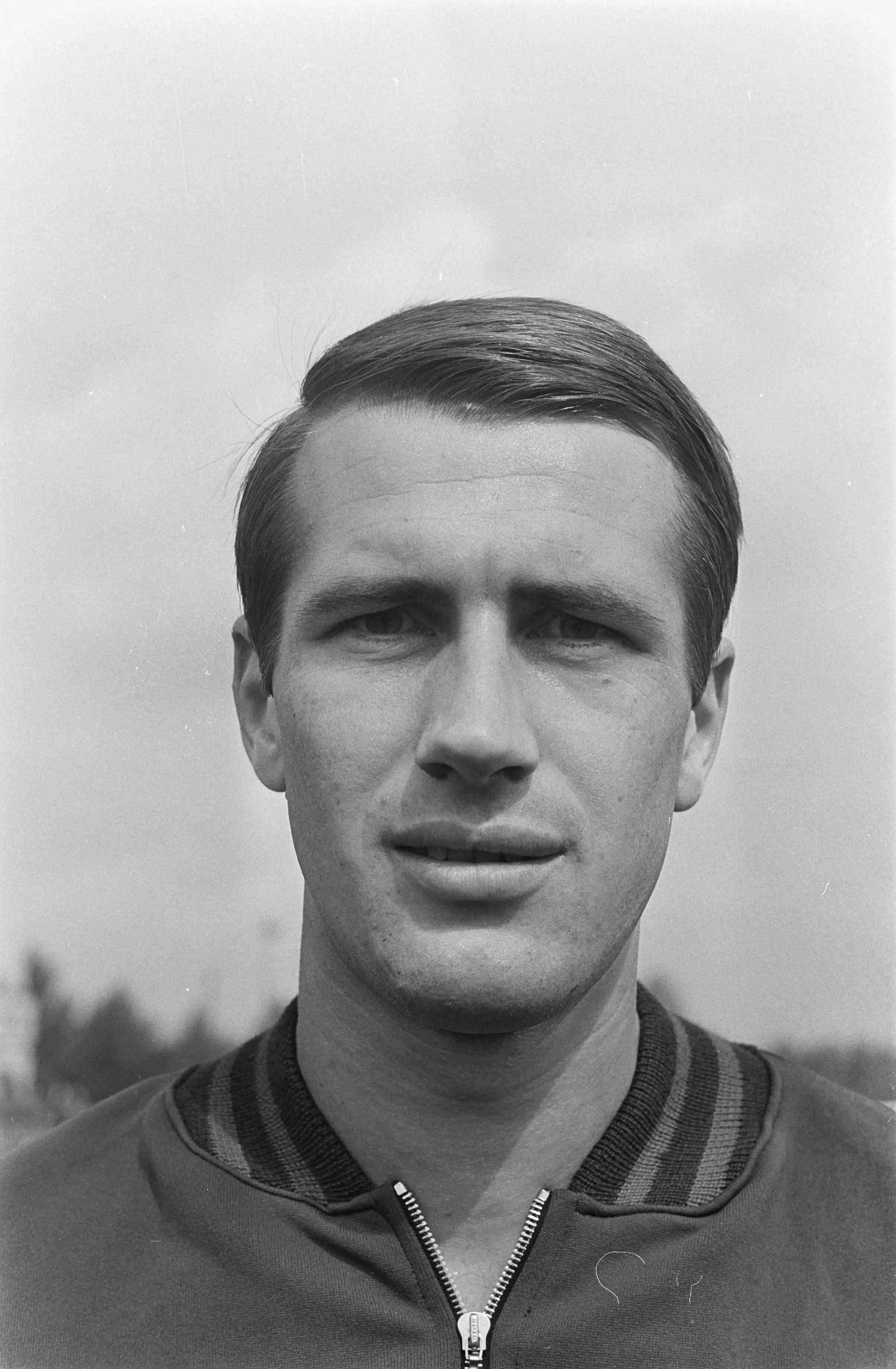 Fotocollectie Anefo — Elinkwijk tegen Haarlem 2-2. Wietse Couperus , speler Haarlem — Foto: Jongerhuis, Pieter / Anefo. Licentie: Set B: Rechtenvrij / Publiek Domein. Bron: Nationaal Archief. http://hdl.handle.net/10648/ab26918a-d0b4-102d-bcf8-003048976d84