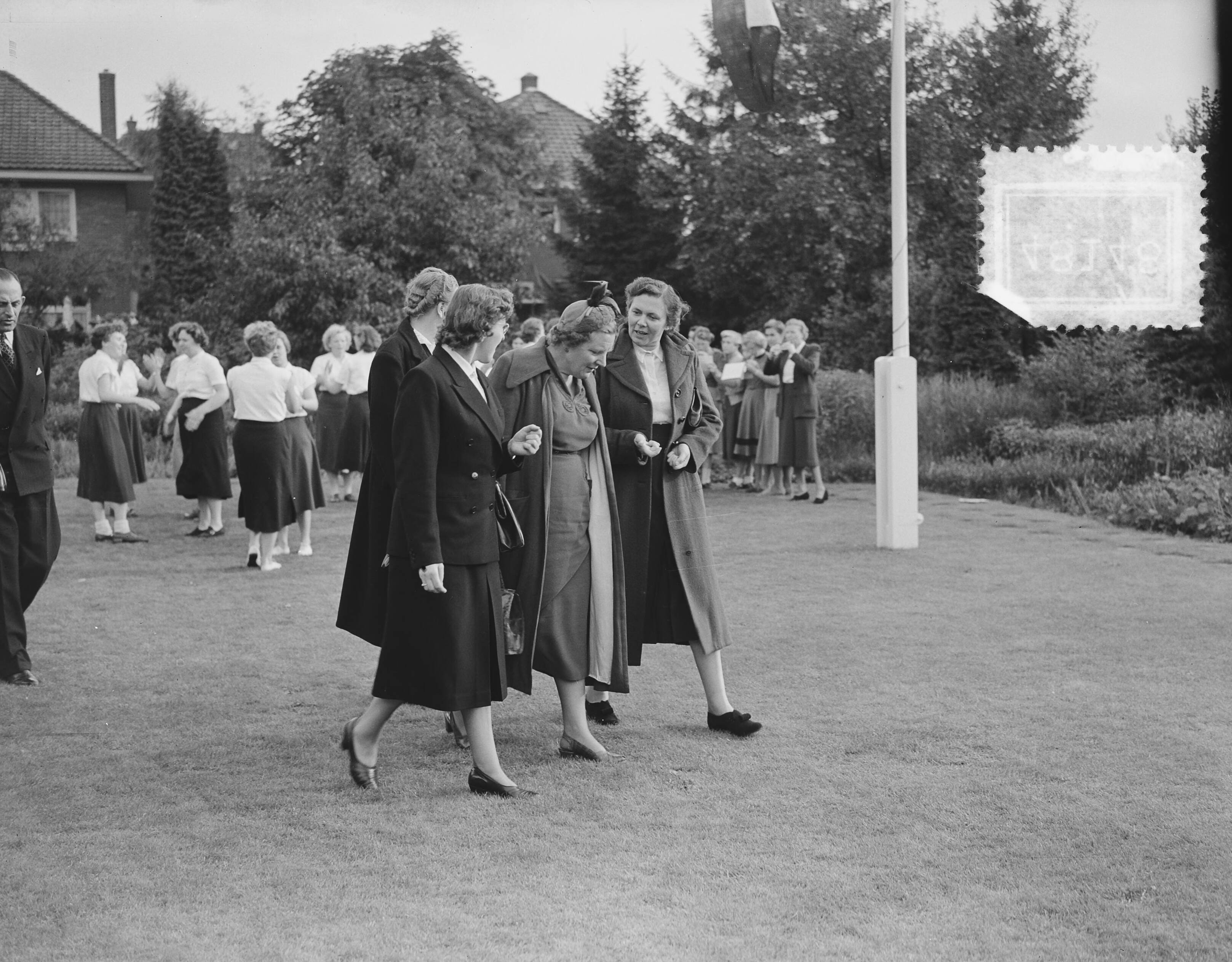 Bezoek van koningin Juliana aan de de Rijkslandbouwhuishoudschool "Nieuw Rollecate" te Deventer — Foto: Bilsen, Joop van / Anefo. — Licentie: Set B: Rechtenvrij / Publiek Domein. Bron: Nationaal Archief. http://hdl.handle.net/10648/a8f0e85c-d0b4-102d-bcf8-003048976d84
