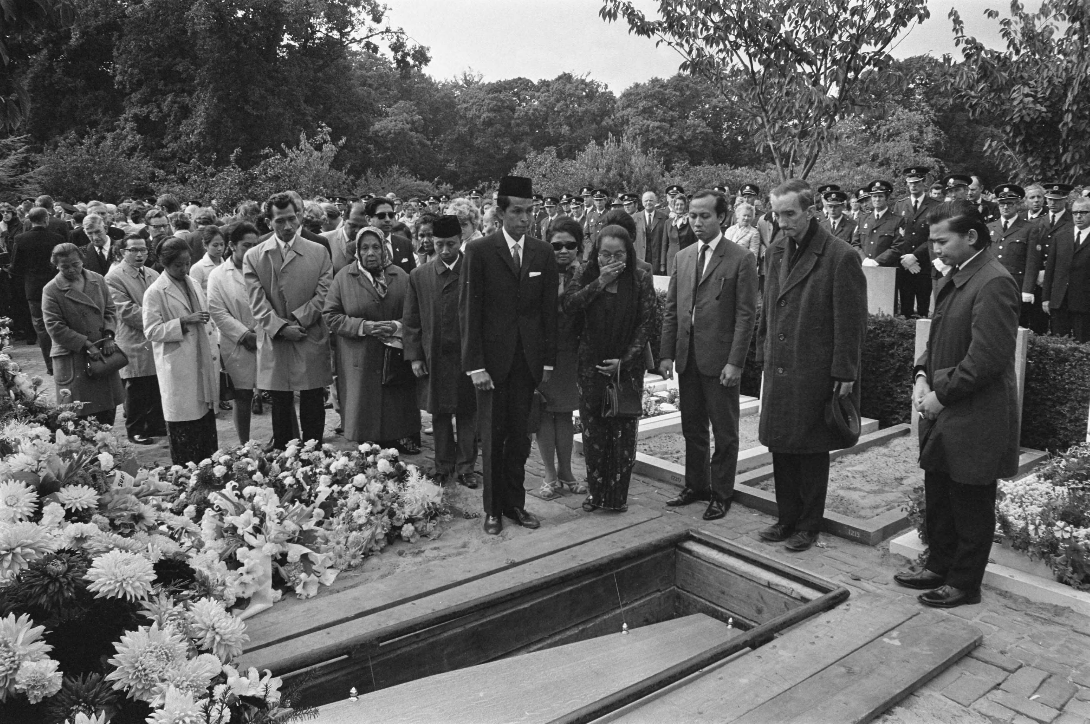 Fotocollectie Anefo — Hoofdagent J. Moolenaar , gedood bij gewapende overval door Zuid-Molukkers op woning Indonesische ambasadeur is met korpseer begraven, Wassenaar; delegatie van Indonesische ambabassade — Foto: Evers, Joost / Anefo. Licentie: Set B: Rechtenvrij / Publiek Domein. Bron: Nationaal Archief. http://hdl.handle.net/10648/aba243a2-d0b4-102d-bcf8-003048976d84