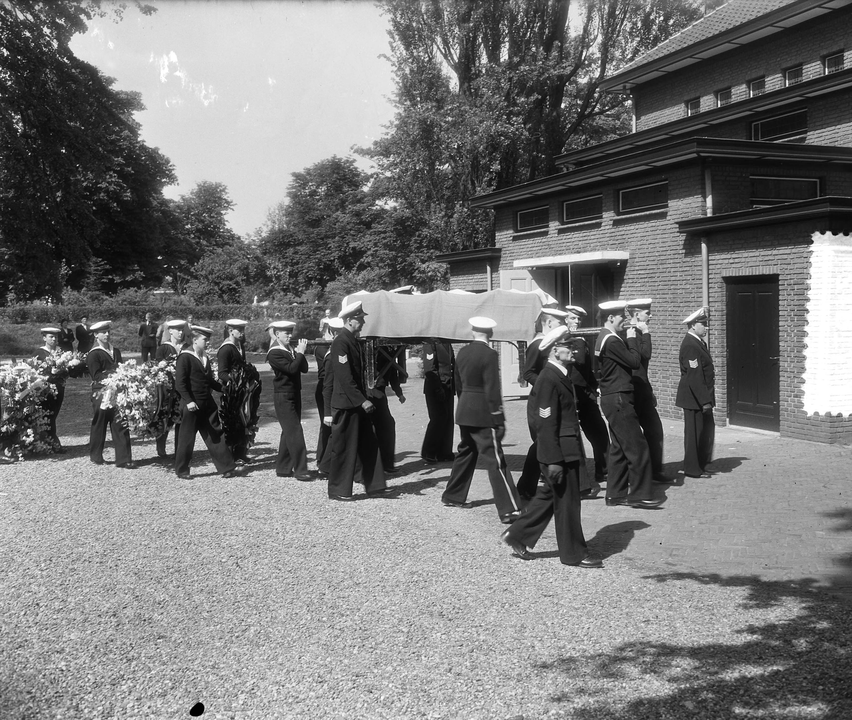 Fotocollectie Anefo — Marinebegrafenis te Den Haag — Foto: Rossem, Wim van / Anefo. Licentie: Set B: Rechtenvrij / Publiek Domein. Bron: Nationaal Archief. http://hdl.handle.net/10648/a936c872-d0b4-102d-bcf8-003048976d84
