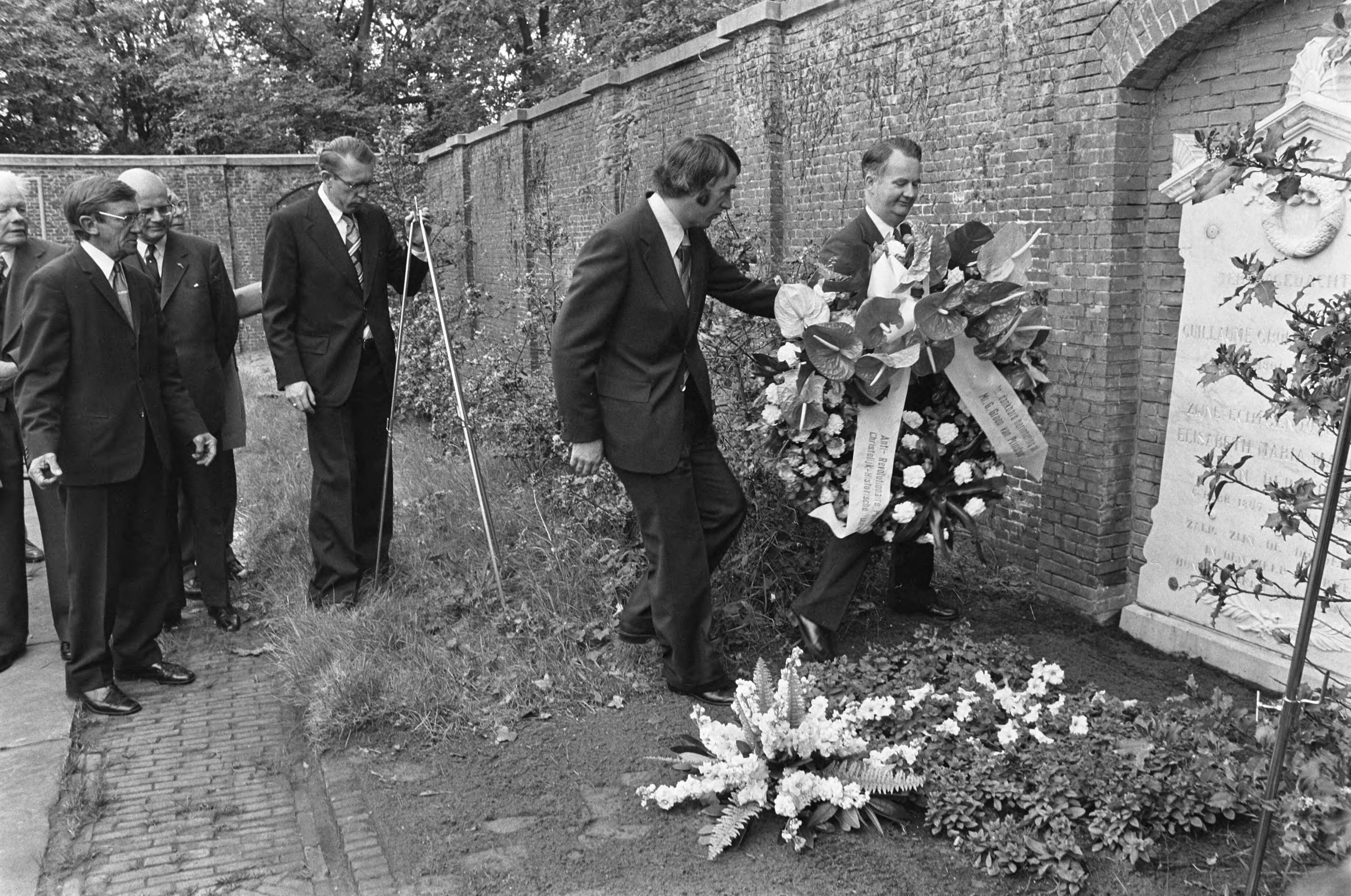 Fotocollectie Anefo — Groen van Prinsterer herdenking in Den Haag, opdracht Nederlandse Gedachten — Foto: Mieremet, Rob / Anefo. Licentie: Set B: Rechtenvrij / Publiek Domein. Bron: Nationaal Archief. http://hdl.handle.net/10648/ac840eb8-d0b4-102d-bcf8-003048976d84