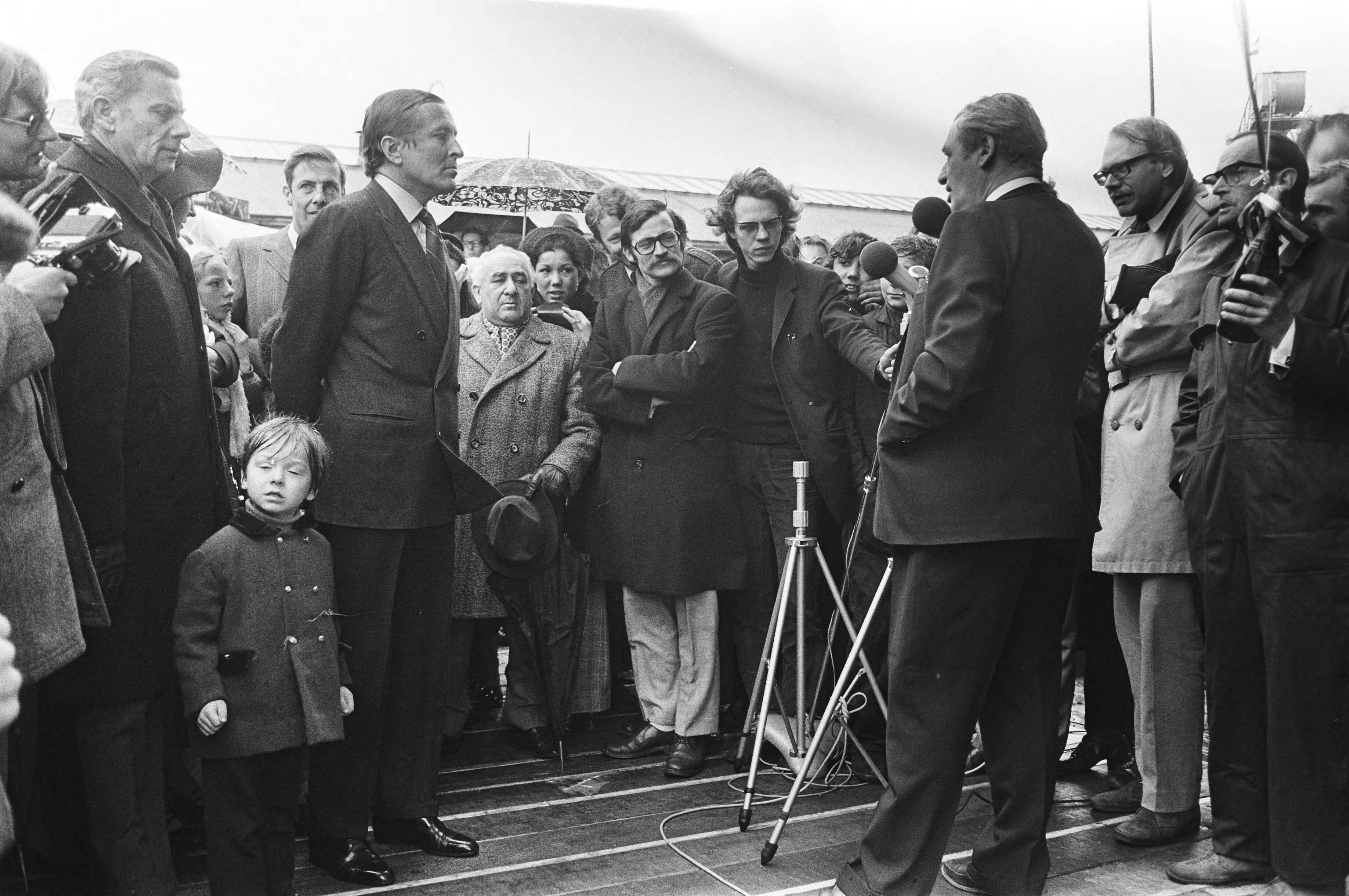Tewaterlating door prins Claus van de hektrawler 'Prins Claus der Nederlanden' — Prins Claus tijdens de tewaterlating — Foto: Fotograaf Onbekend / Anefo. Licentie: Set B: Rechtenvrij / Publiek Domein. Bron: Nationaal Archief. http://hdl.handle.net/10648/abb8b75e-d0b4-102d-bcf8-003048976d84