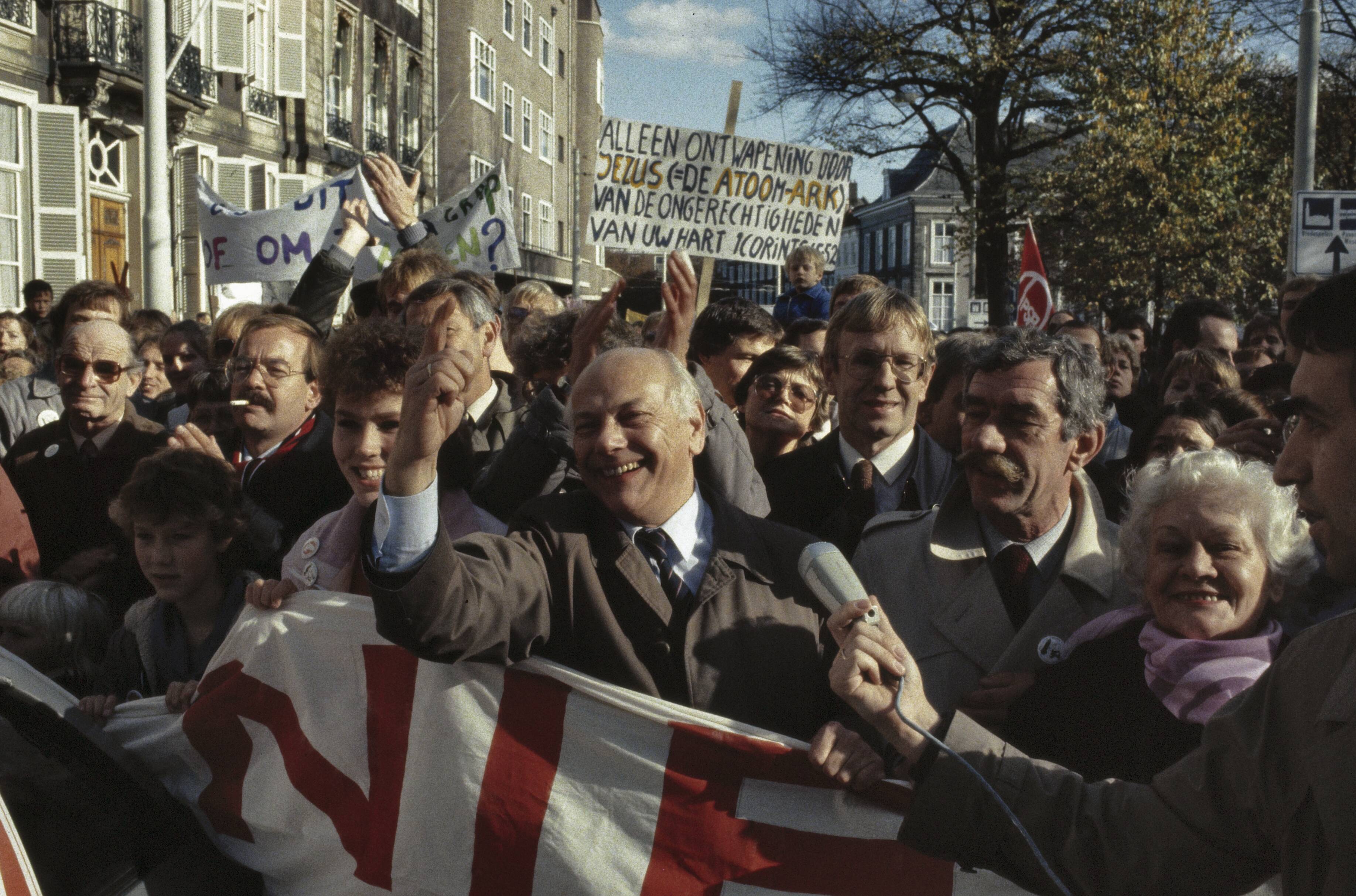 Fotocollectie Anefo — Anti kernwapendemonstratie in Den Haag ( 550 duizend deelnemers ); den Uyl (PvdA) loopt mee — Foto: Antonisse, Marcel / Anefo. Licentie: Set B: Rechtenvrij / Publiek Domein. Bron: Nationaal Archief. http://hdl.handle.net/10648/ad8b6068-d0b4-102d-bcf8-003048976d84