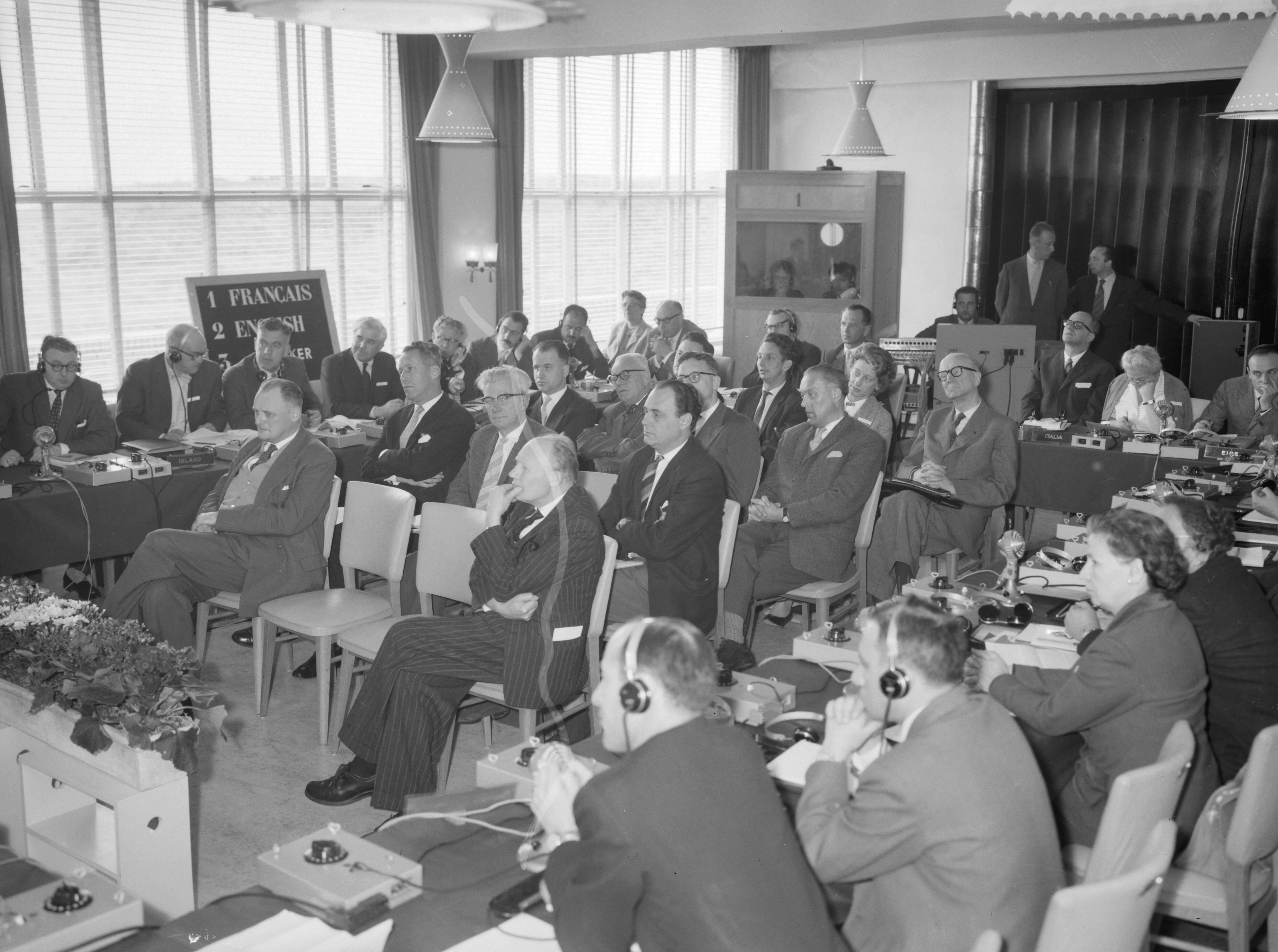 Fotocollectie Anefo — Bijeenkomst in Bergen (N.H.) (Opdracht Ministerie van Onderwijs, Kunsten en Wetenschappen) — Foto: Rossem, Wim van / Anefo. Licentie: Set B: Rechtenvrij / Publiek Domein. Bron: Nationaal Archief. http://hdl.handle.net/10648/a9ad0564-d0b4-102d-bcf8-003048976d84