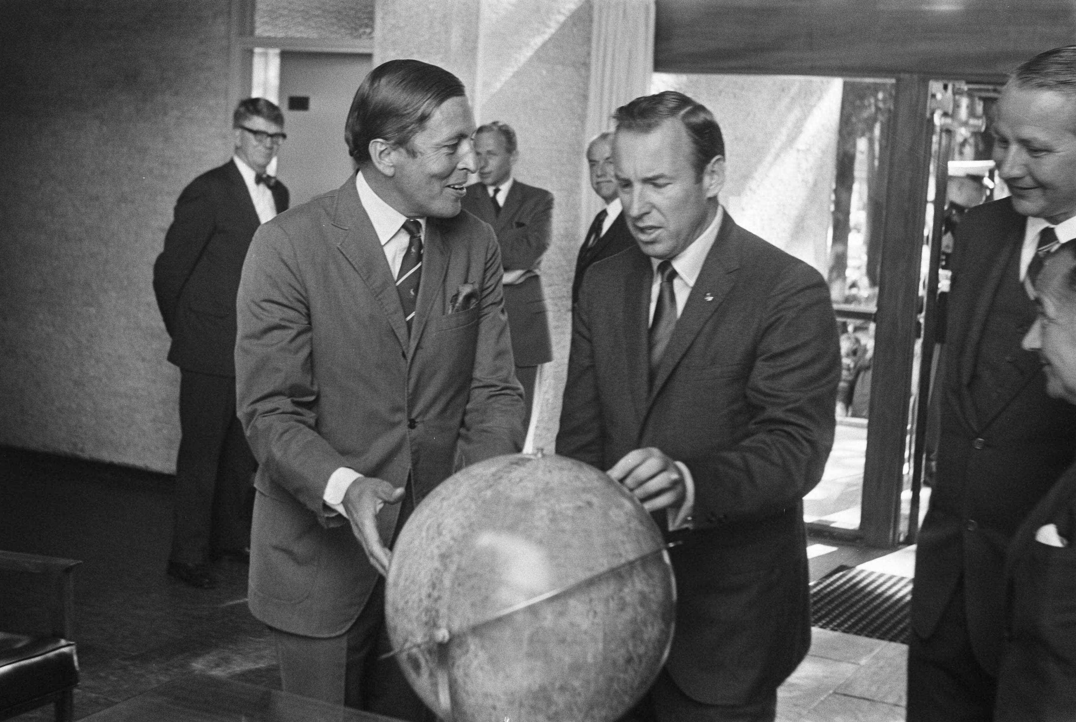 Fotocollectie Anefo — Z. K. H. Pr. Claus bij ontvangst. Amerikaanse astronaut James Lovell op Amerikaanse ambassade te Den Haag : Prins Claus en Lovell bij maanmodel — Foto: Evers, Joost / Anefo. Licentie: Set B: Rechtenvrij / Publiek Domein. Bron: Nationaal Archief. http://hdl.handle.net/10648/ab76fe54-d0b4-102d-bcf8-003048976d84