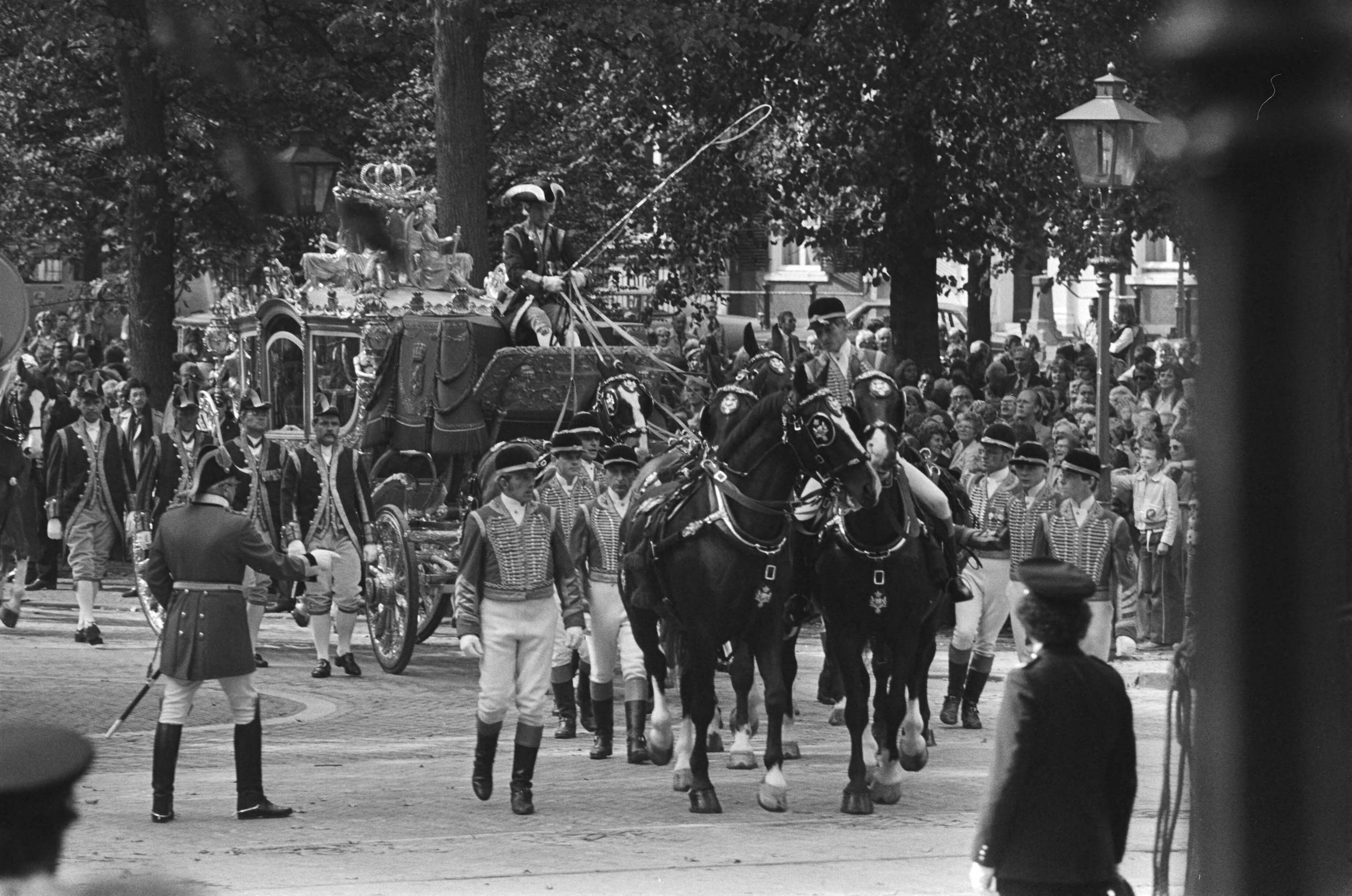 Prinsjesdag 1980 — Koningin Beatrix en gevolg tijdens de ronde door Den Haag met de gouden koets — Foto: Antonisse, Marcel / Anefo. Licentie: Set B: Rechtenvrij / Publiek Domein. Bron: Nationaal Archief. http://hdl.handle.net/10648/ace8033c-d0b4-102d-bcf8-003048976d84