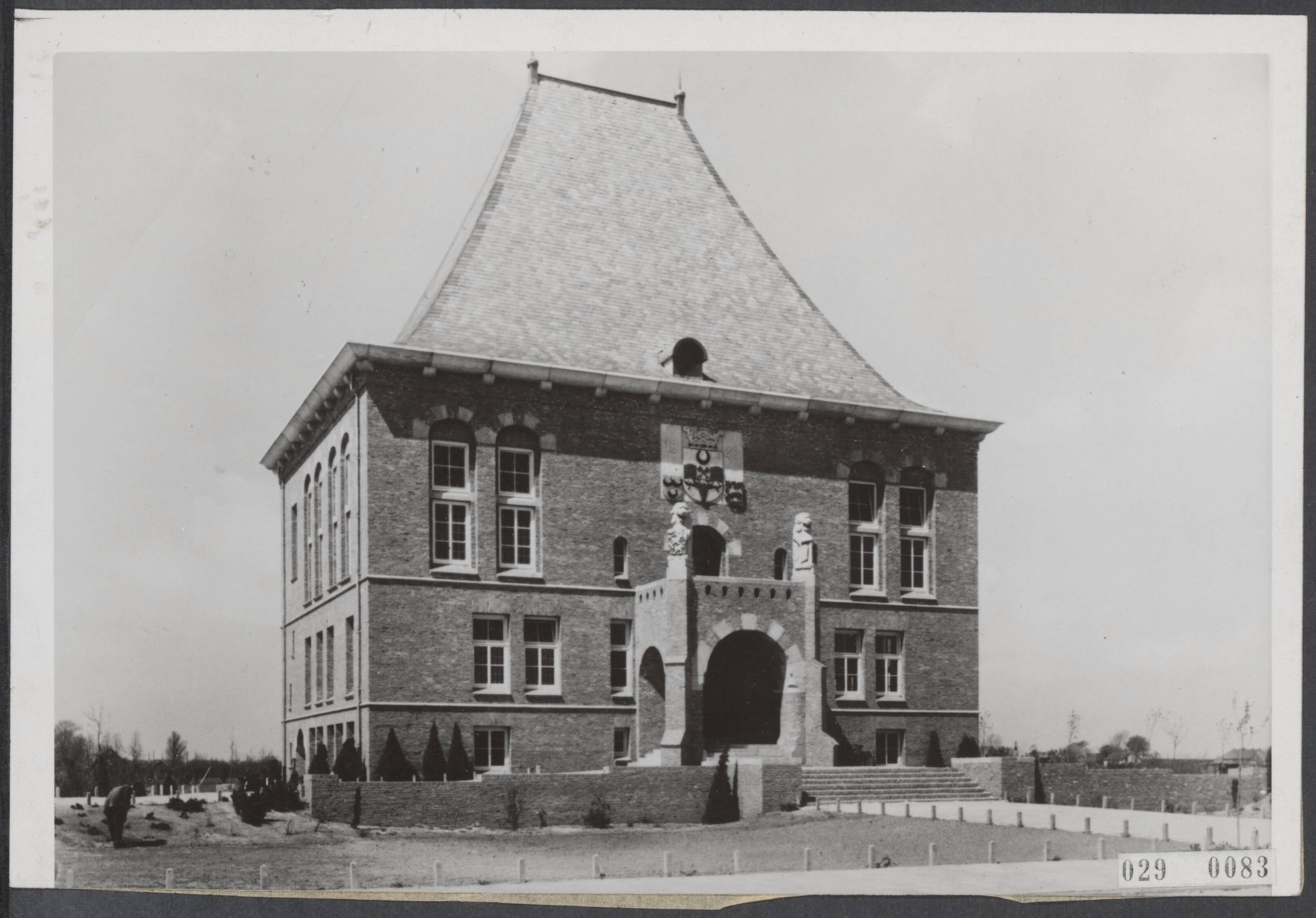 Fotocollectie Elsevier Binnenland — Bijschrift "Het Rijkscommissiariaat Den Haag verzoekt opname van de volgende foto: De Nederlandse architect A. Kropholler, die vooral door het bouwen van raadhuizen in verschillende plaatsen des lands bekendheid verworven heeft, zal op 16 juli a.s. een lezig over oud-Nederlandse volksbouwkunst voor de Nederlands-Duitse cultuurgemeenschap houden. Op de foto: het Raadhuis te Leidschendam, eveneens van architect Kropholler." — Foto: Stapf Bilderdienst. Licentie: Set B: Rechtenvrij / Publiek Domein. Bron: Nationaal Archief. http://hdl.handle.net/10648/ade0e1f0-d0b4-102d-bcf8-003048976d84