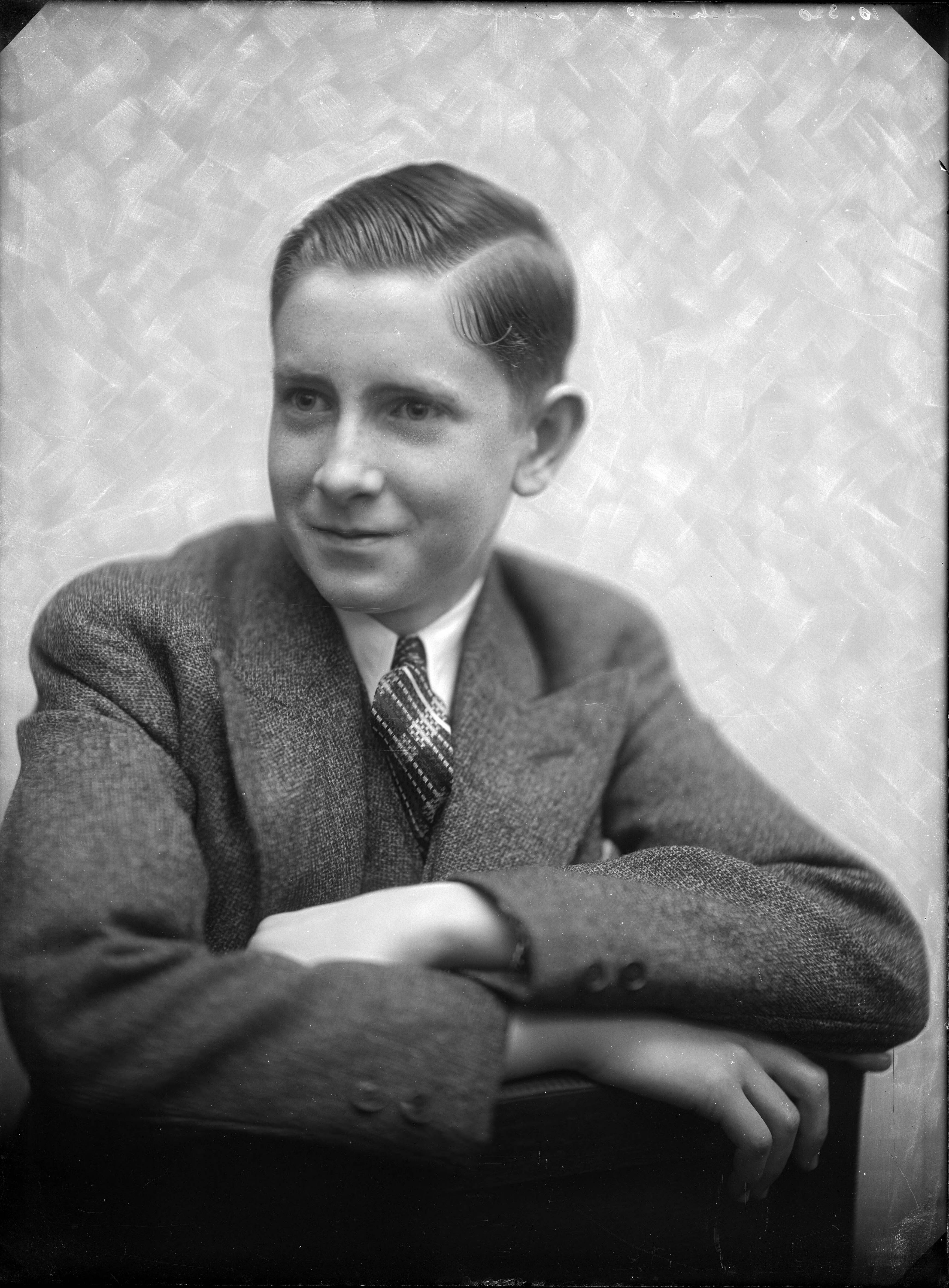 Portretten — Studio-opnames. Portret van een jonge jongen in een gemêleerd wollen pak met stropdas. Haarlem, Nederland. 1918-1930. 10.320 Schaap gravure — Foto: Berg, Th.C.J. van den / Spaarnestad Photo (05887). Licentie: Set B: Rechtenvrij / Publiek Domein. Bron: Nationaal Archief. http://hdl.handle.net/10648/35429da7-c706-a382-e063-6df0900a6686
