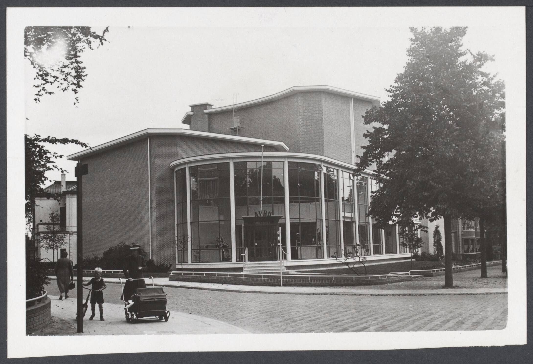 AVRO (Algemene Vereniging Radio Omroep). Studio-gebouwen, exterieur en interieur - Nederland — De A.V.R.O. heeft het nieuwe studio-gebouw officeel in gebruik genomen. Exterieur van het studio-gebouw nr. 2, welke voldoet aan de hoogste eisen op omroepgebied — Foto: N.V. Polygoon. Licentie: Set B: Rechtenvrij / Publiek Domein. Bron: Nationaal Archief. http://hdl.handle.net/10648/3ad357d8-7d84-670b-eaf6-513d5271fc15