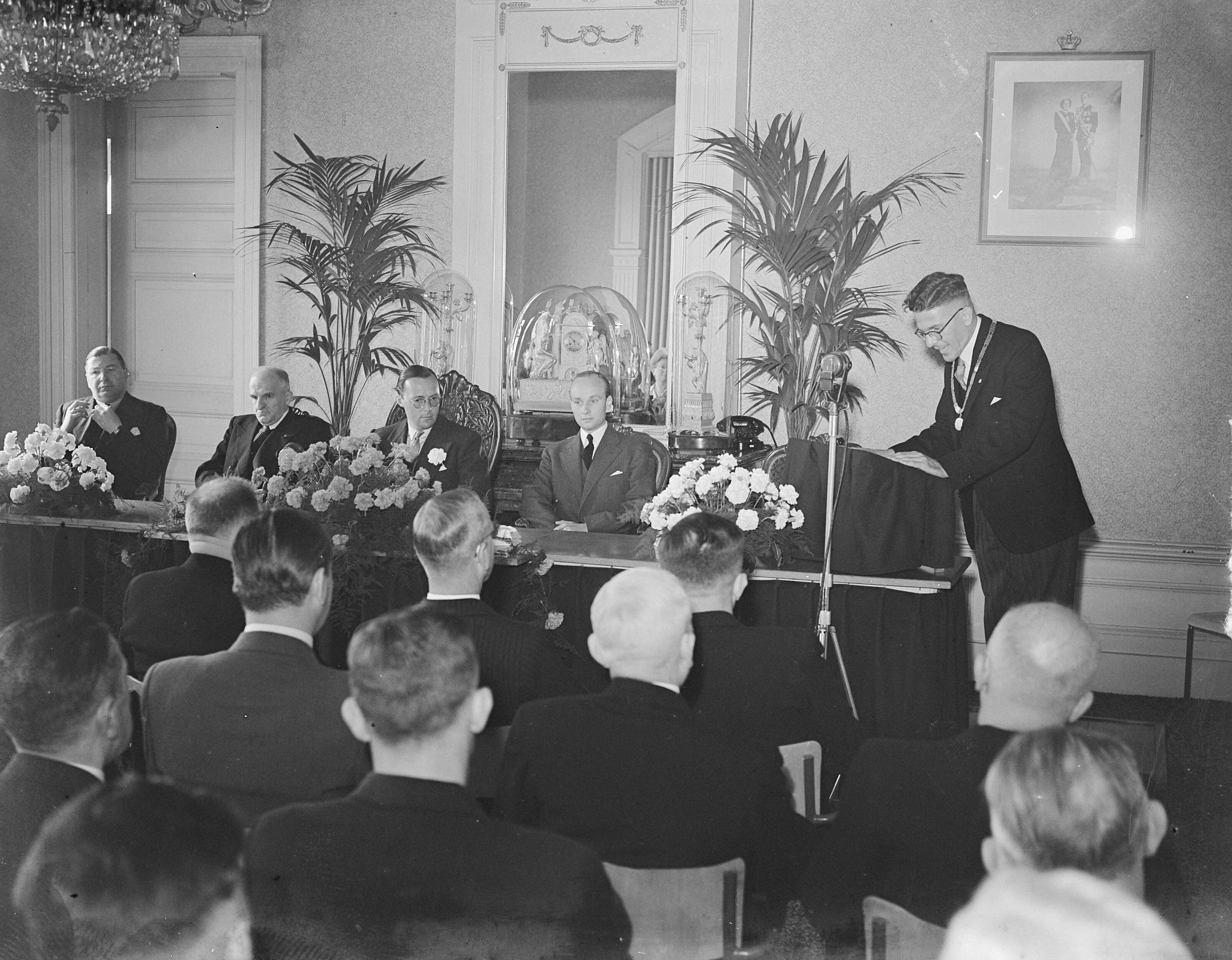 Fotocollectie Anefo — Prins Bernhard in gemeentehuis Zaandam — Foto: Bilsen, Joop van / Anefo. Licentie: Set B: Rechtenvrij / Publiek Domein. Bron: Nationaal Archief. http://hdl.handle.net/10648/a8cb10d2-d0b4-102d-bcf8-003048976d84