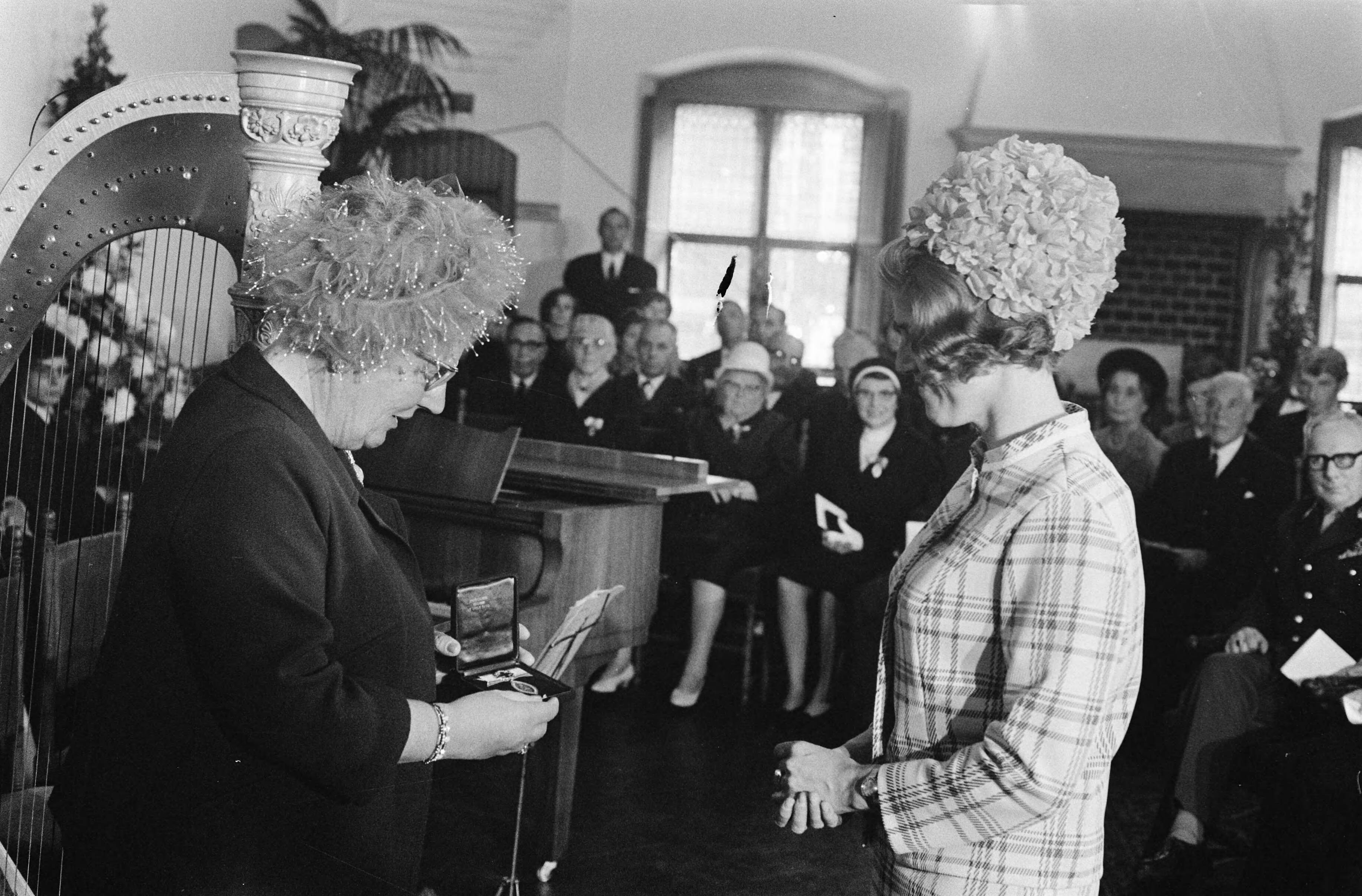 Fotocollectie Anefo — Koningin Juliana reikt de Florence Nightingalemedaille uit aan verpleegster mej. Verlinden in de Rolzaal aan het Binnenhof in Den Haag — Foto: Verhoeff, Bert / Anefo. Licentie: Set B: Rechtenvrij / Publiek Domein. Bron: Nationaal Archief. http://hdl.handle.net/10648/ab7b28c6-d0b4-102d-bcf8-003048976d84