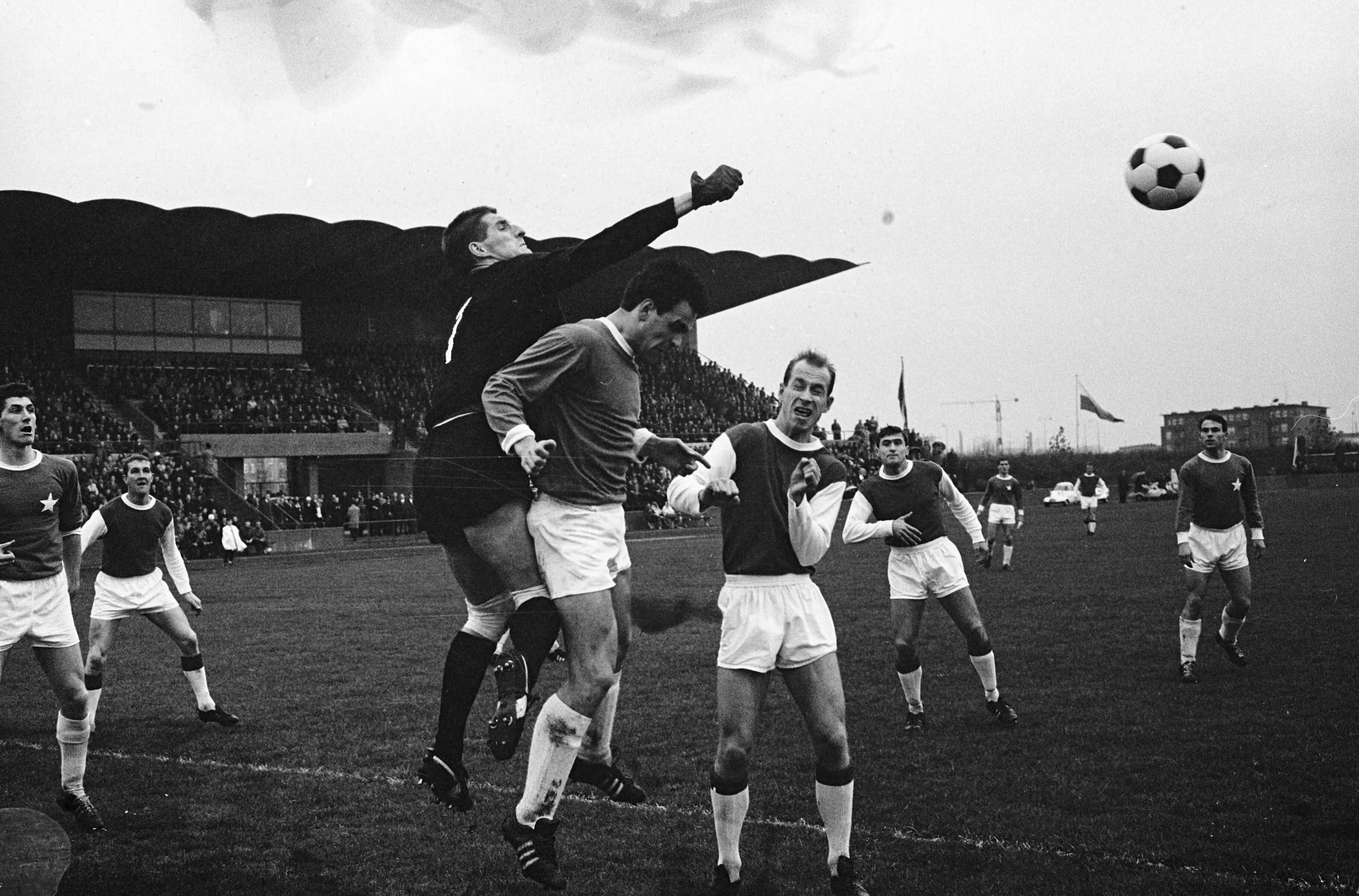 Fotocollectie Anefo — Voetbal. MVV tegen Ajax 2-2. Spelmoment. Vlnr. Giel Haenen (MVV), Cees Groot (Ajax), MVV-keeper Frans Körver, Chris Coenen (MVV), Karel Vesters (Ajax), Sjaak Swart (Ajax) en Jo Toennaer (MVV) — Foto: Pot, Harry / Anefo. Licentie: Set B: Rechtenvrij / Publiek Domein. Bron: Nationaal Archief. http://hdl.handle.net/10648/aa4d9920-d0b4-102d-bcf8-003048976d84