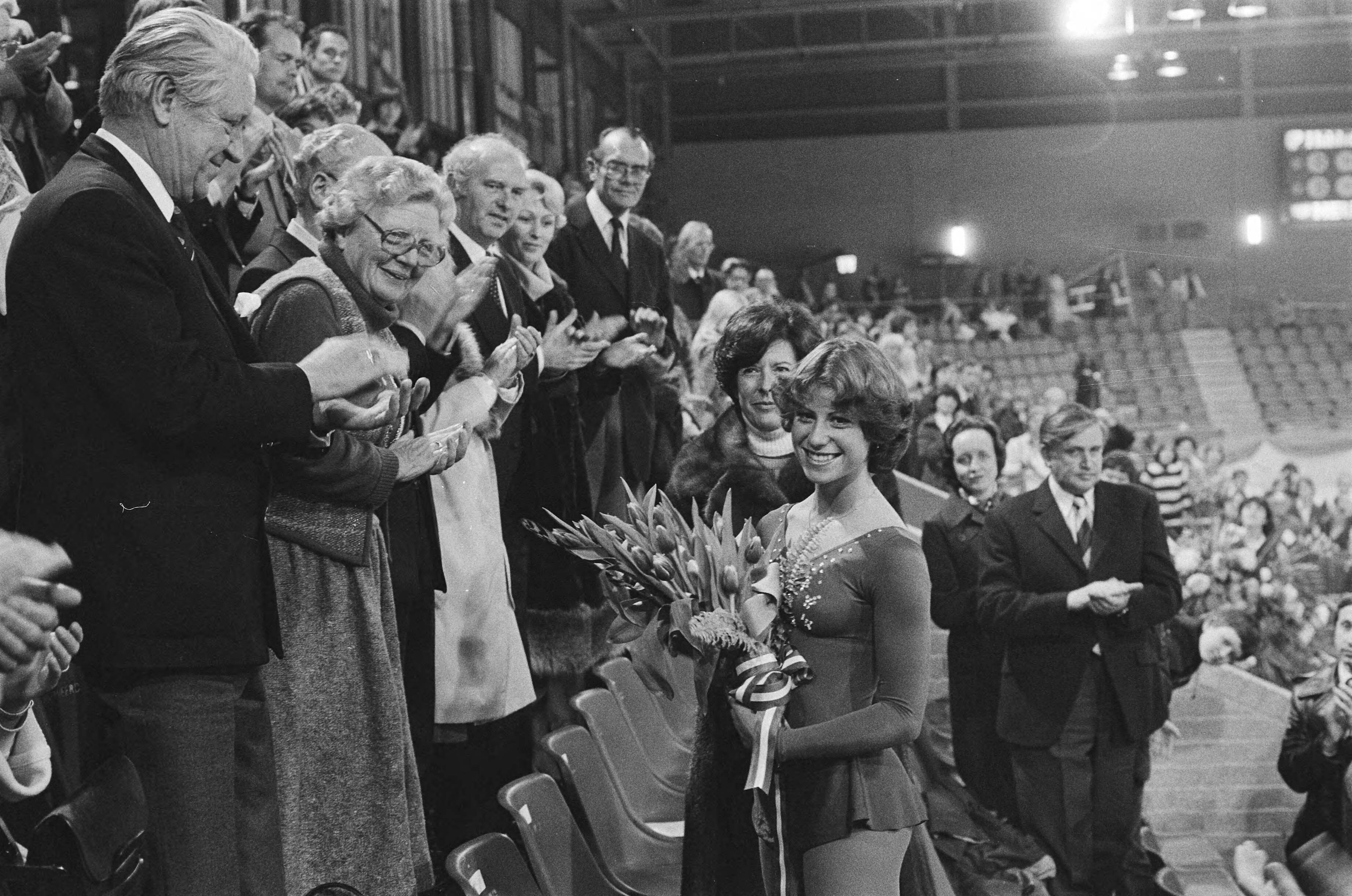 Fotocollectie Anefo — Kunstrijden Challengecup in Den Haag in aanwezigheid van koningin Juliana ; zwaaiende Denise Bielmann — Foto: Verhoeff, Bert / Anefo. Licentie: Set B: Rechtenvrij / Publiek Domein. Bron: Nationaal Archief. http://hdl.handle.net/10648/acbfc318-d0b4-102d-bcf8-003048976d84