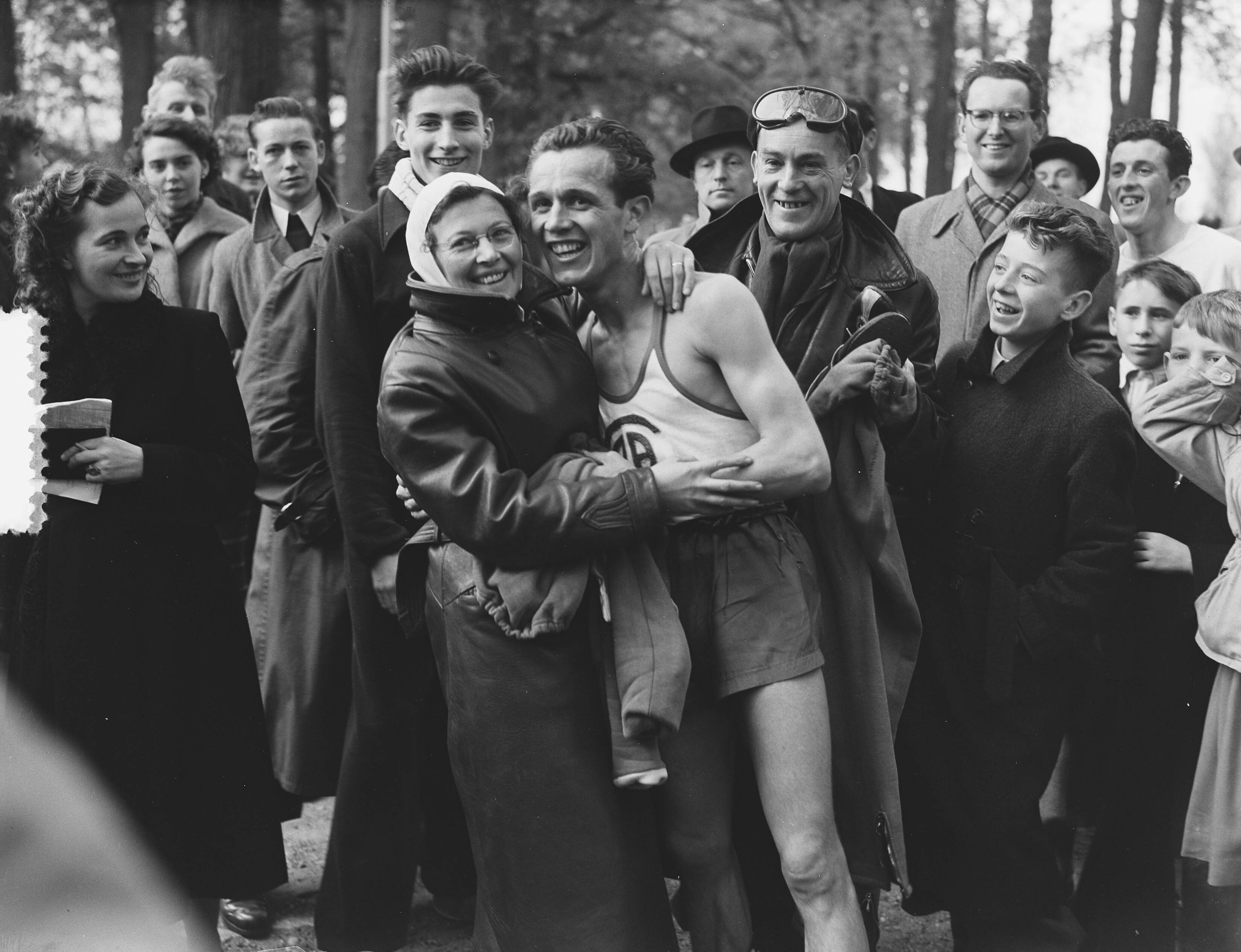 Fotocollectie Anefo — Nationaal Cross Country in het Mastbos te Breda. Winnaar Wim van Zeeland (AAC Amsterdam) — Foto: Rossem, Wim van / Anefo. Licentie: Set B: Rechtenvrij / Publiek Domein. Bron: Nationaal Archief. http://hdl.handle.net/10648/a91669d8-d0b4-102d-bcf8-003048976d84