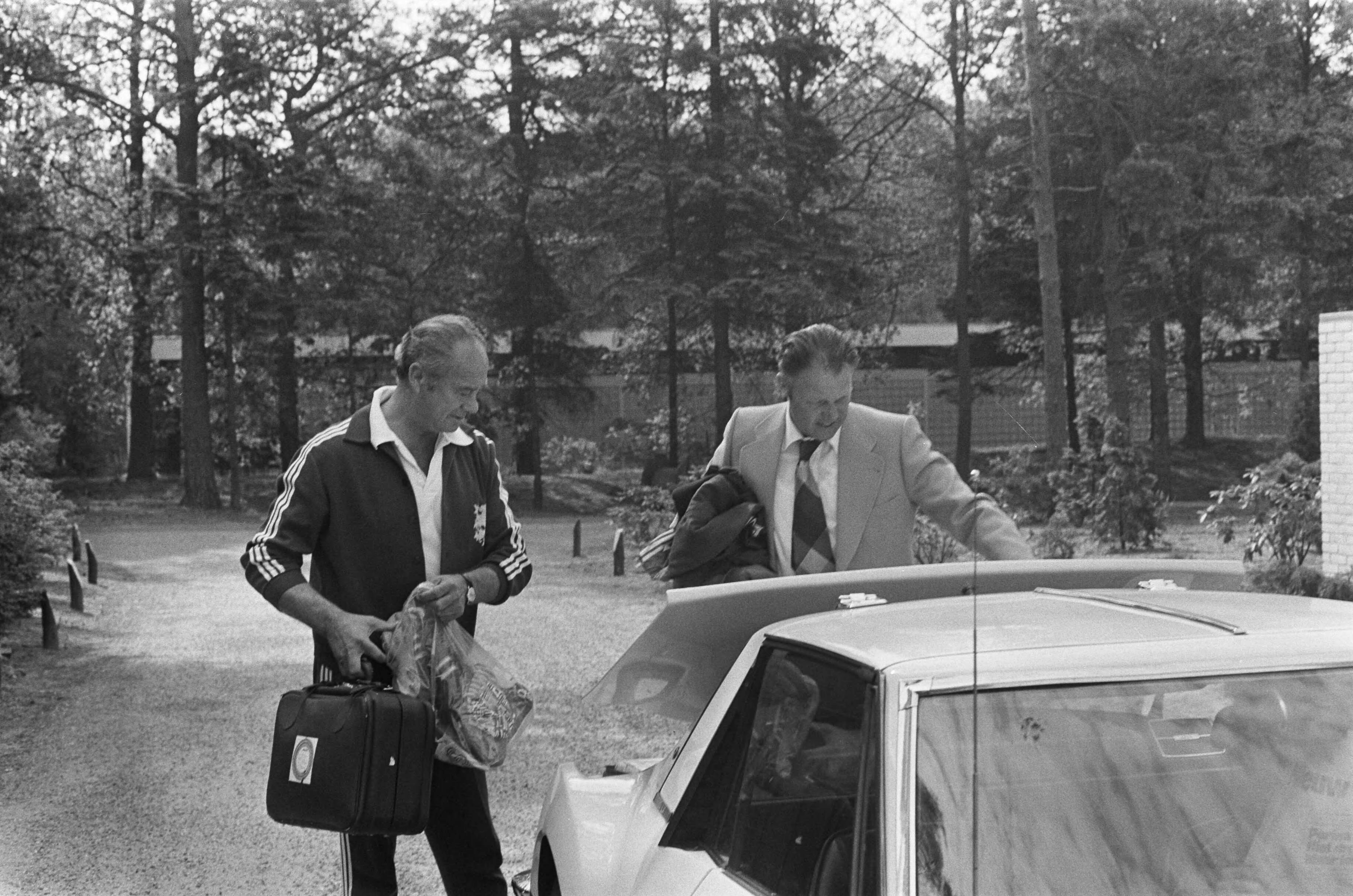 Fotocollectie Anefo — Kernploeg Nederlands elftal bijeen in Zeist in KNVB sportcentrum; Fadrhonc en Michels bij aankomst — Foto: Mieremet, Rob / Anefo. Licentie: Set B: Rechtenvrij / Publiek Domein. Bron: Nationaal Archief. http://hdl.handle.net/10648/ac4ba5b4-d0b4-102d-bcf8-003048976d84