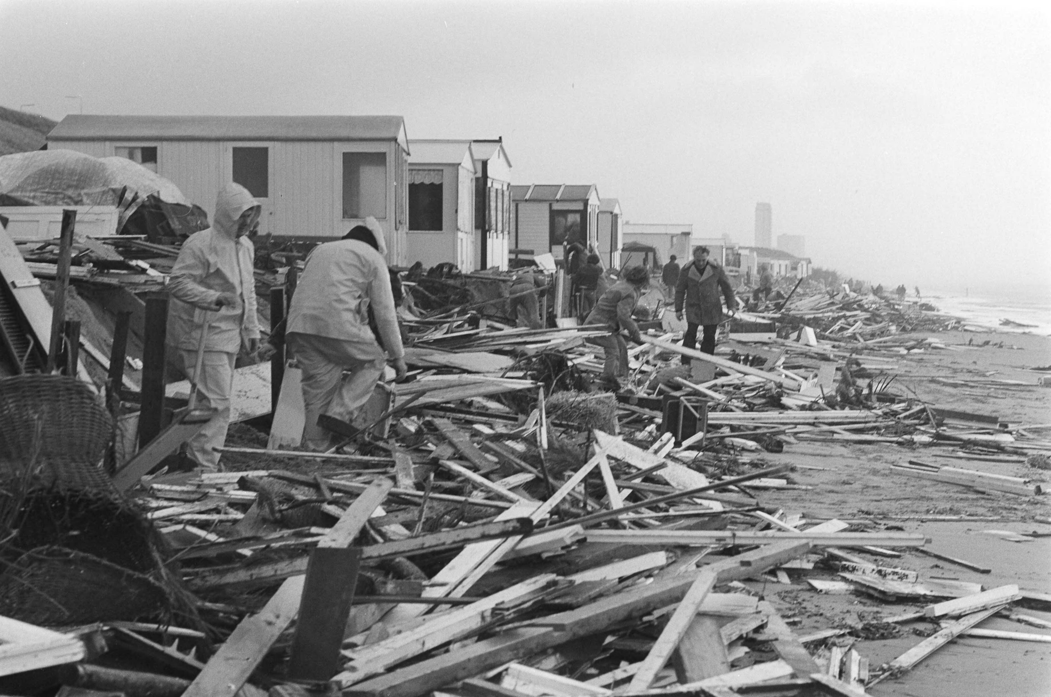 Fotocollectie Anefo — Storm verwoest huisjes langs strand (Zandvoort); grote ravage op Zandvoort — Foto: Suyk, Koen / Anefo. Licentie: Set B: Rechtenvrij / Publiek Domein. Bron: Nationaal Archief. http://hdl.handle.net/10648/acde83ac-d0b4-102d-bcf8-003048976d84