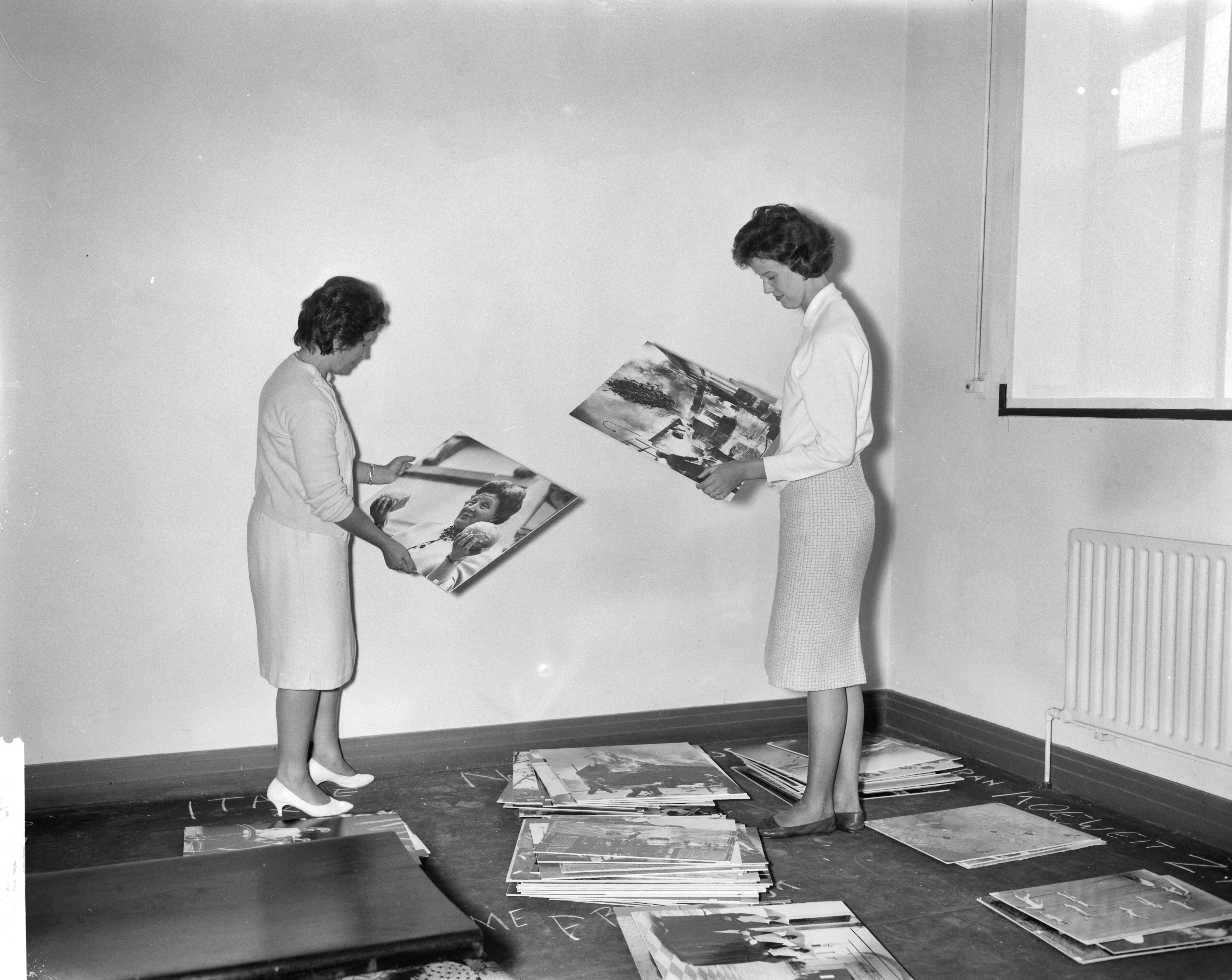 Fotocollectie Anefo — Inrichten tentoonstelling "World Press Photo" in het Gemeentemuseum Den Haag — Foto: Bilsen, Joop van / Anefo. Licentie: Set B: Rechtenvrij / Publiek Domein. Bron: Nationaal Archief. http://hdl.handle.net/10648/a9e39ed0-d0b4-102d-bcf8-003048976d84