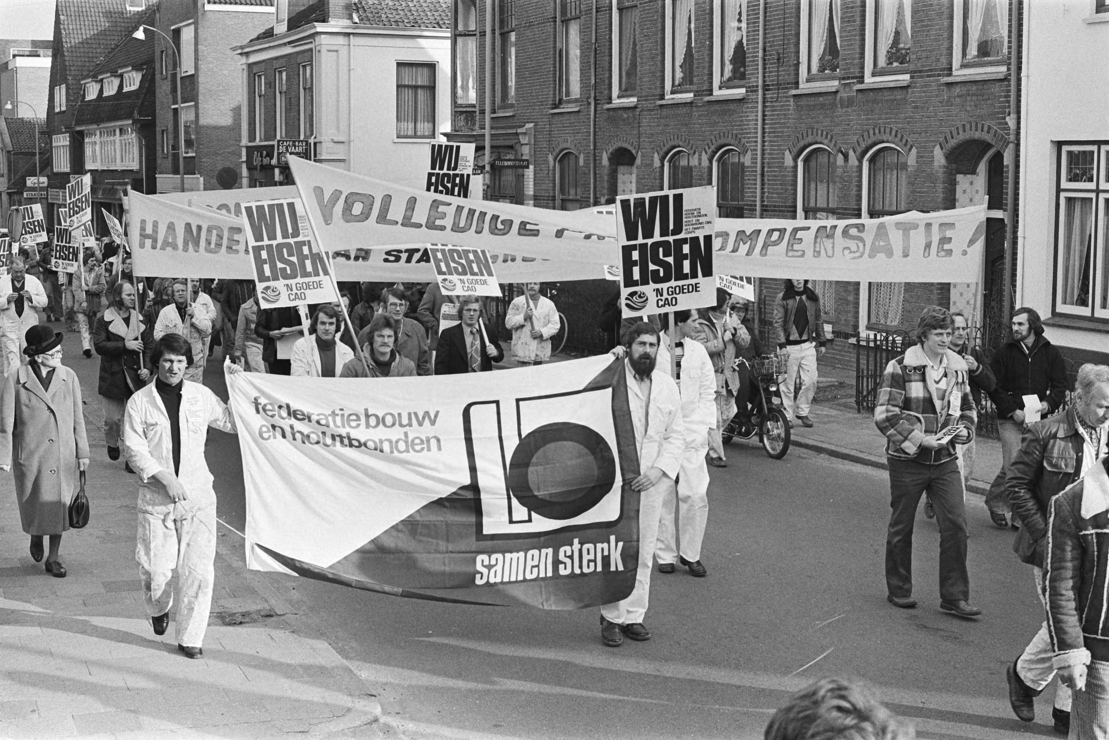 Fotocollectie Anefo — Stakende schilders in Hilversum; tijdens optocht — Foto: Peters, Hans / Anefo. Licentie: Set B: Rechtenvrij / Publiek Domein. Bron: Nationaal Archief. http://hdl.handle.net/10648/ac956e4c-d0b4-102d-bcf8-003048976d84