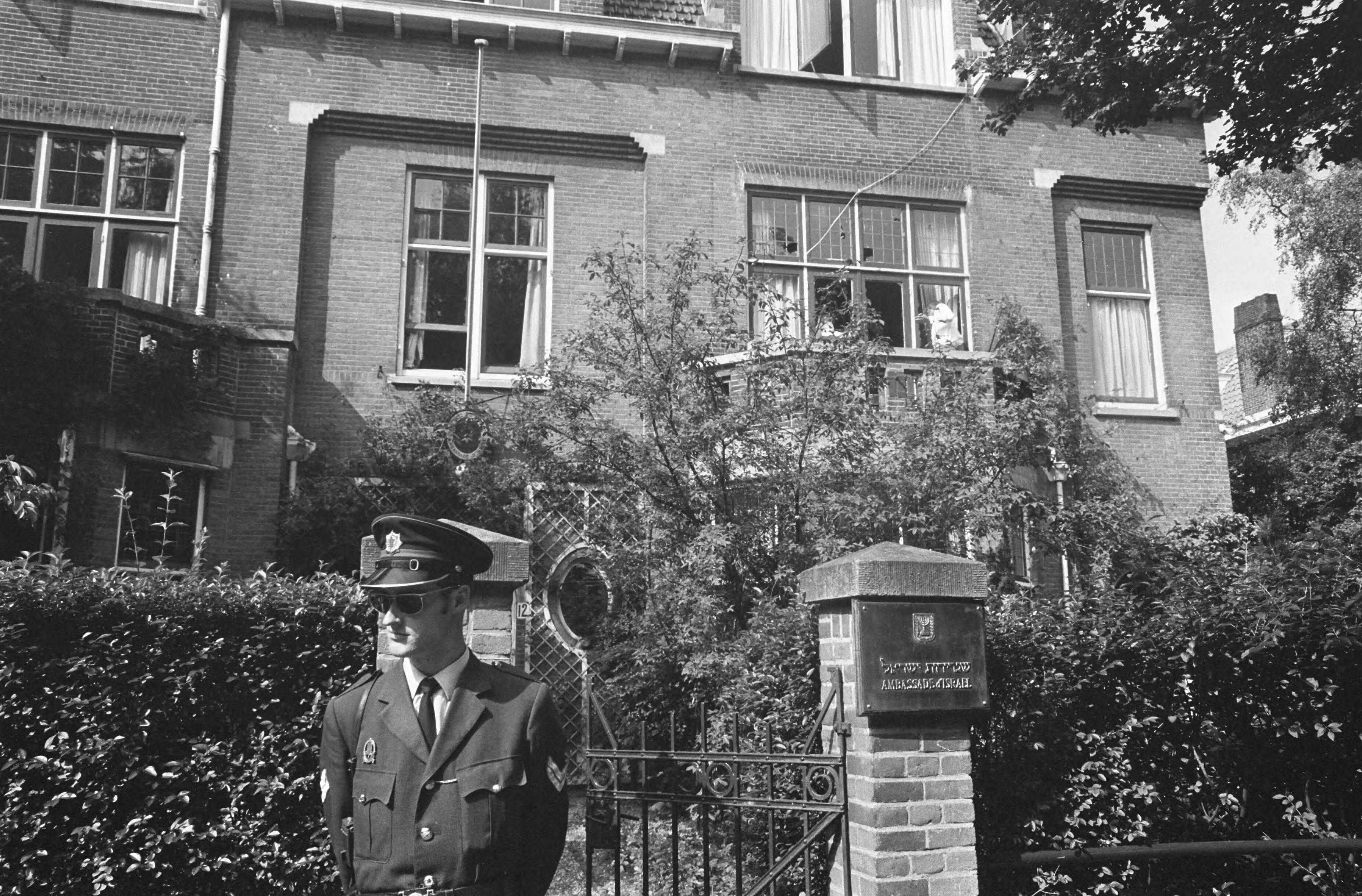 Fotocollectie Anefo — Jongeman pleegde aanslag op Israelische Ambassade, Den Haag : l. Isr. Ambass., r. woning waar de granaat op balkon terechtkwam — Foto: Evers, Joost / Anefo. Licentie: Set B: Rechtenvrij / Publiek Domein. Bron: Nationaal Archief. http://hdl.handle.net/10648/ab78db20-d0b4-102d-bcf8-003048976d84