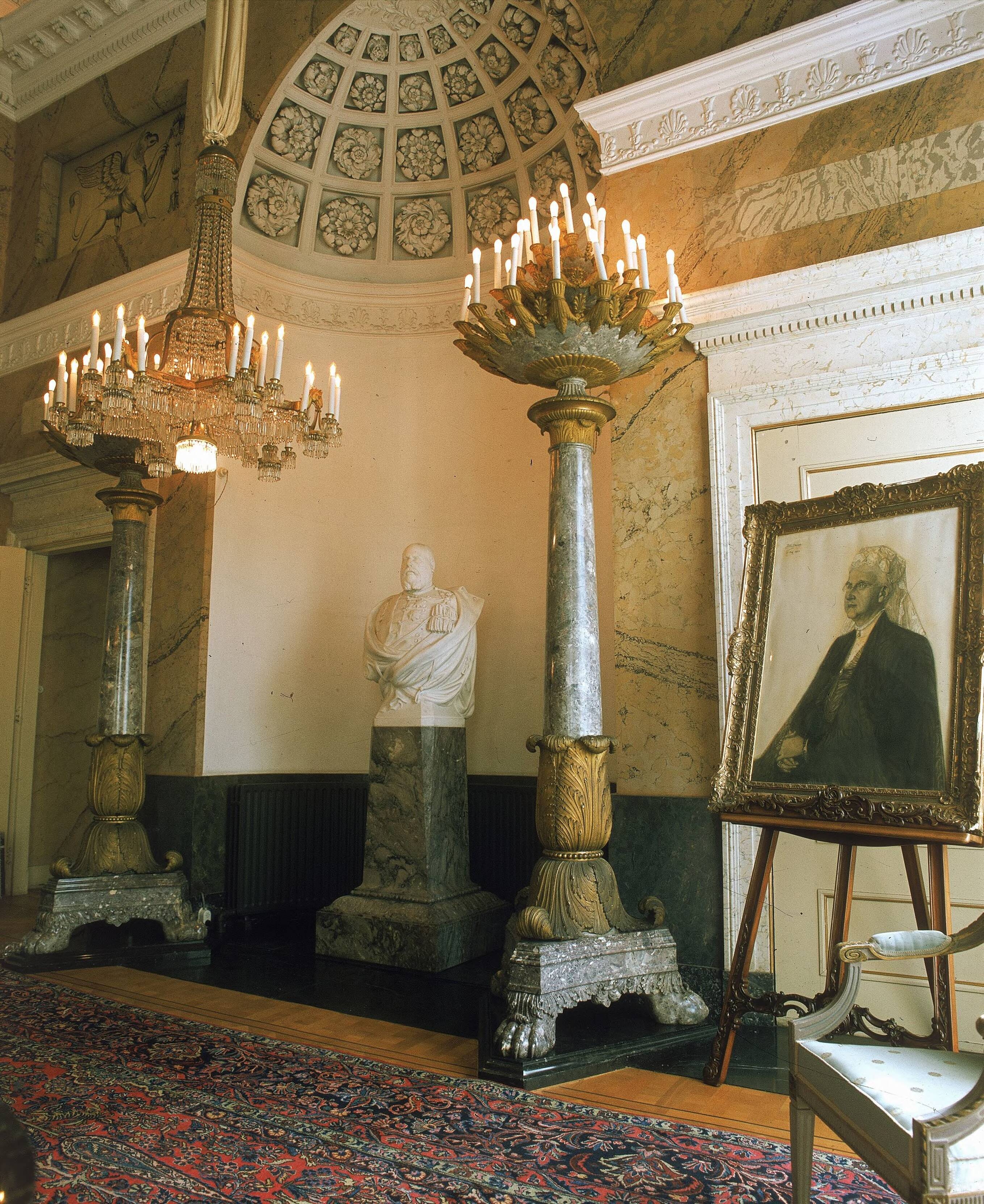 Fotocollectie RVD / Koninklijk Huis — Interieur paleis Soestdijk : Stuczaal met portret van koningin-moeder Emma van Jan Toorop — Foto: Mastenbroek, Cees / RVD. Licentie: Set B: Rechtenvrij / Publiek Domein. Bron: Nationaal Archief. http://hdl.handle.net/10648/afb1ea2e-d0b4-102d-bcf8-003048976d84