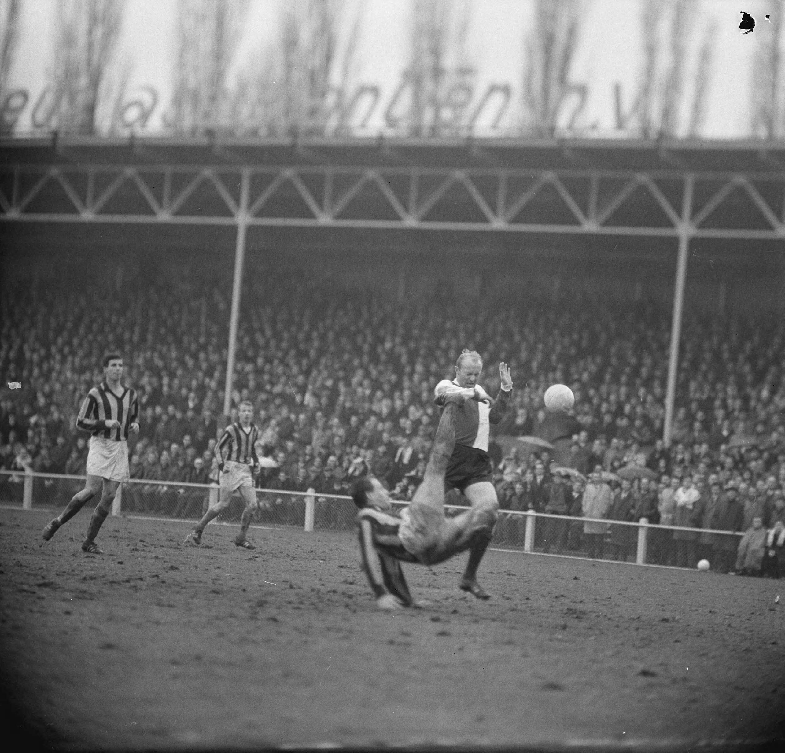 Fotocollectie Anefo — Voetbal. NAC tegen Feyenoord 1-0. Spelmoment, Kruiver probeert tevergeefs door te breken — Foto: Nijs, Jac. de / Anefo. Licentie: Set B: Rechtenvrij / Publiek Domein. Bron: Nationaal Archief. http://hdl.handle.net/10648/aa9a7510-d0b4-102d-bcf8-003048976d84