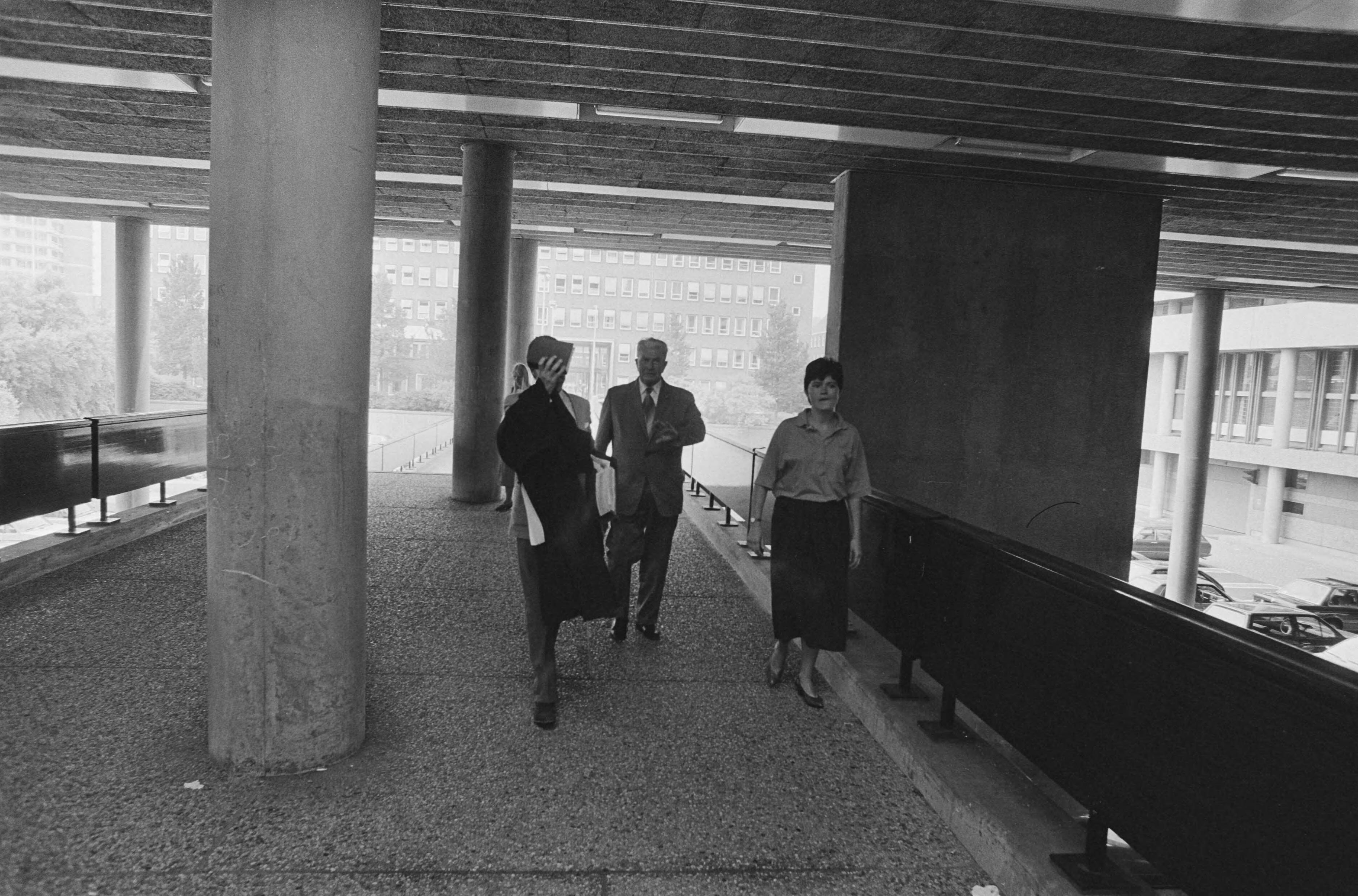 Fotocollectie Anefo — Hoger beroep Openbaar Ministerie tegen J. de Vries , ex-RSV-topman in Den Haag ; J. de Vries en zijn raadsman die niet op de foto wil — Foto: Bogaerts, Rob / Anefo. Licentie: Set B: Rechtenvrij / Publiek Domein. Bron: Nationaal Archief. http://hdl.handle.net/10648/ad5577d2-d0b4-102d-bcf8-003048976d84