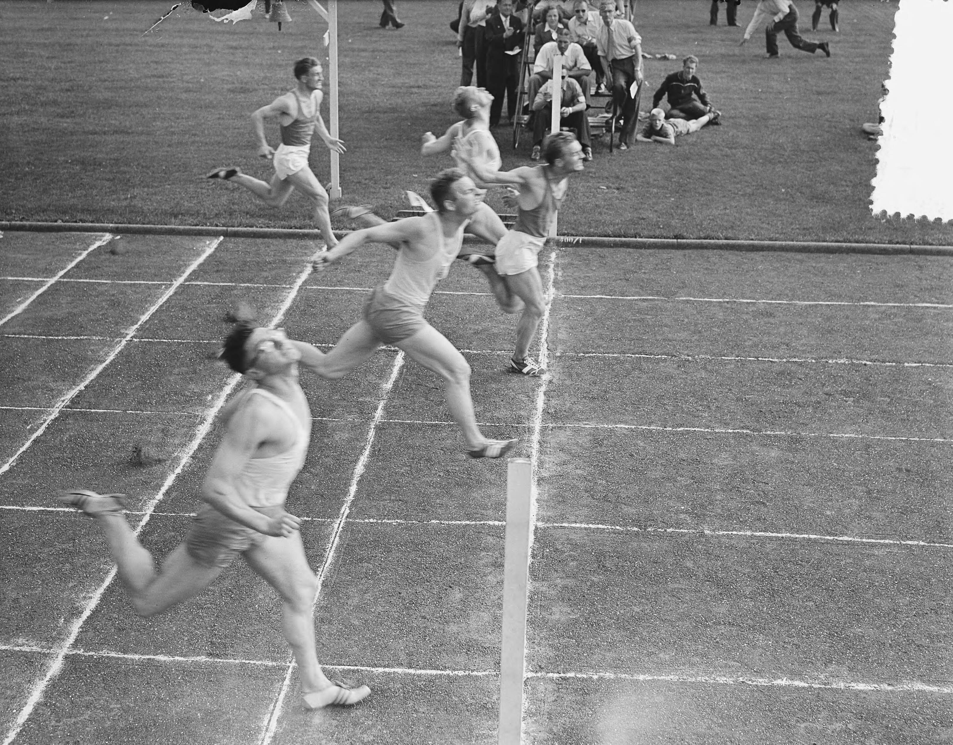 Fotocollectie Anefo — Atletiek. Landenontmoeting Nederland-België. Finish 100 m heren. De Belg Jacques Vercruysse wint voor Van Hardeveld, Saat en Rulander — Foto: Bilsen, Joop van / Anefo. Licentie: Set B: Rechtenvrij / Publiek Domein. Bron: Nationaal Archief. http://hdl.handle.net/10648/a93a2274-d0b4-102d-bcf8-003048976d84
