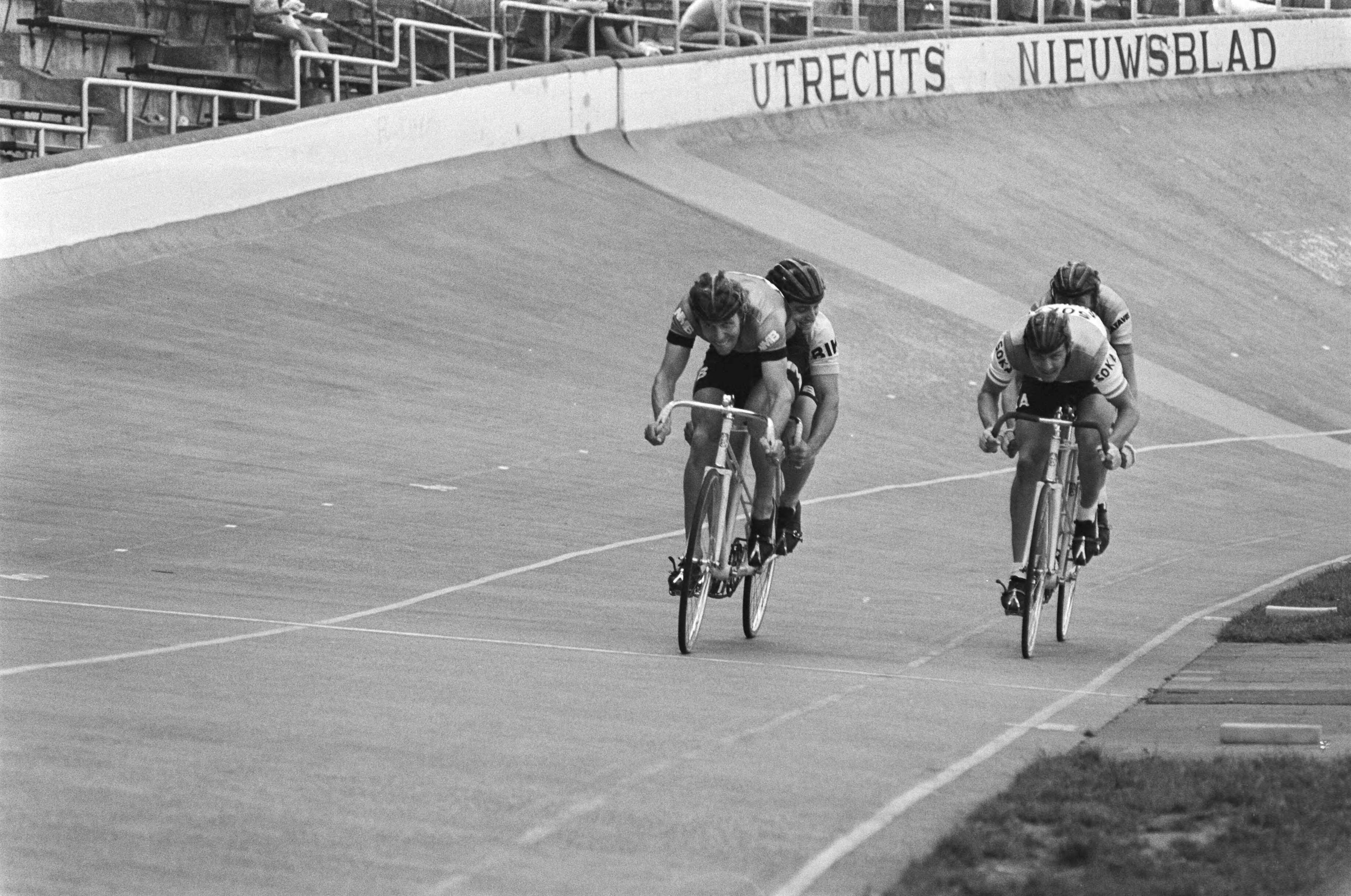 Fotocollectie Anefo — Nationale kampioenschappen wielrennen (baan) in Utrecht; nr. 34 Katy van Oosten Hage (kop) — Foto: Peters, Hans / Anefo. Licentie: Set B: Rechtenvrij / Publiek Domein. Bron: Nationaal Archief. http://hdl.handle.net/10648/aca08fc0-d0b4-102d-bcf8-003048976d84