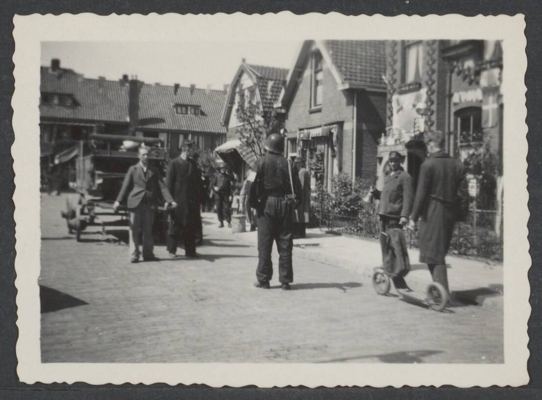 Collaboratie Nederland. — NSB-ers halen vuil op [als straf na de bevrijding] — Foto: Onbekend / Publiek Domein of Rechtenvrij. Licentie: Set B: Rechtenvrij / Publiek Domein. Bron: Nationaal Archief. http://hdl.handle.net/10648/8f961703-9c43-62c8-f2d0-ce68a56c2461
