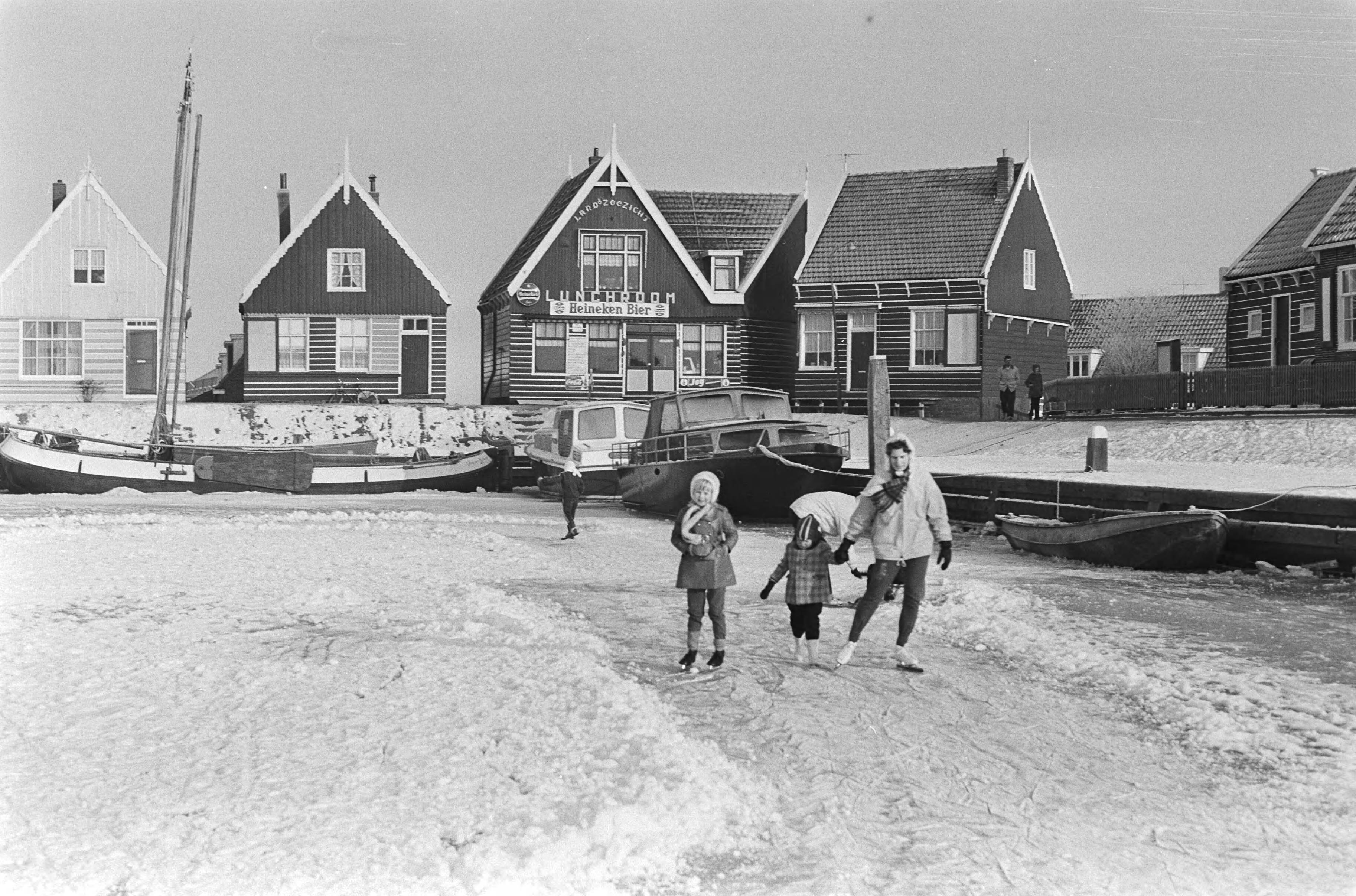 Fotocollectie Anefo — kinderen schaatsen bij Marken, o.a. met oude sluis — Foto: Punt, W. / Anefo. Licentie: Set B: Rechtenvrij / Publiek Domein. Bron: Nationaal Archief. http://hdl.handle.net/10648/abaf3314-d0b4-102d-bcf8-003048976d84