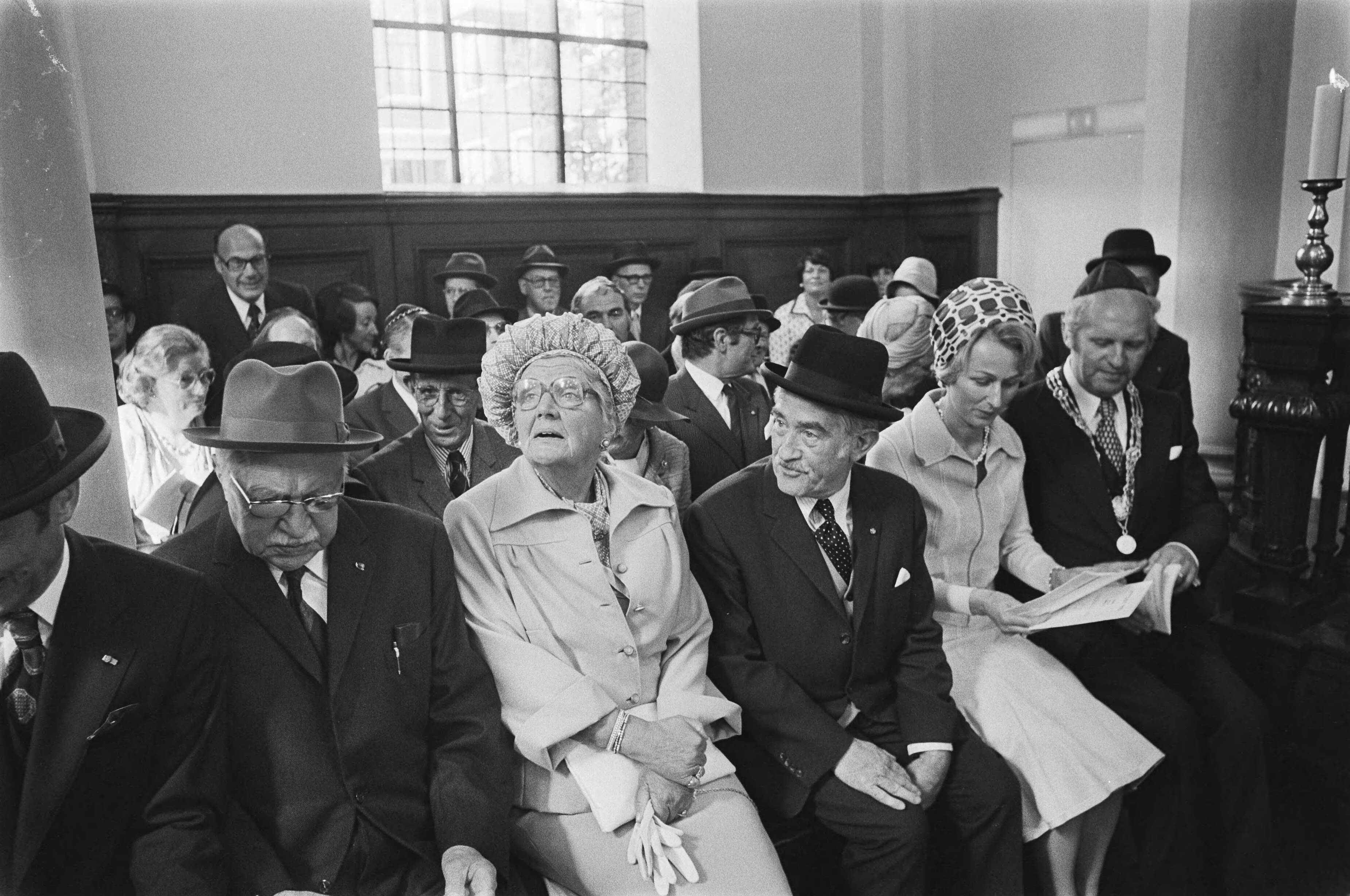 Fotocollectie Anefo — koningin Juliana bij inwijding gerestaureerde synagoge van Liberaal Joodse Gemeente in Den Haag , koningin Juliana tijdens inwijding — Foto: Verhoeff, Bert / Anefo. Licentie: Set B: Rechtenvrij / Publiek Domein. Bron: Nationaal Archief. http://hdl.handle.net/10648/ac8af606-d0b4-102d-bcf8-003048976d84
