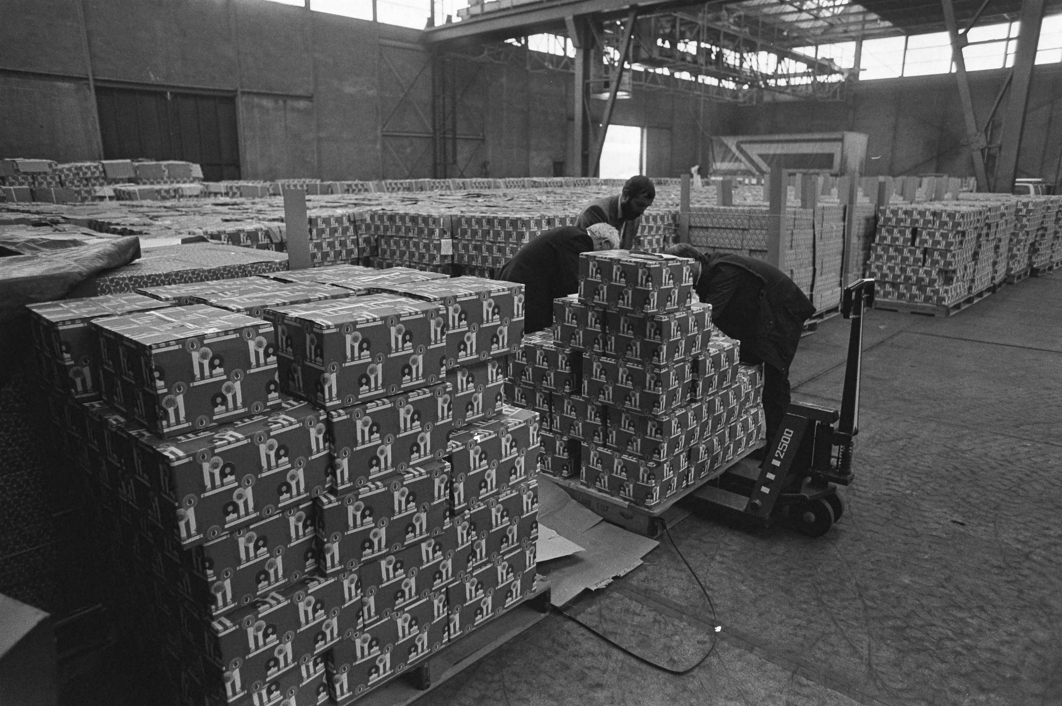 Fotocollectie Anefo — Inzamelingsaktie van kerstpakketten voor Polen groot succes. Bij transportfirma in Utrecht — Foto: Croes, Rob C. / Anefo. Licentie: Set B: Rechtenvrij / Publiek Domein. Bron: Nationaal Archief. http://hdl.handle.net/10648/ad0ae154-d0b4-102d-bcf8-003048976d84